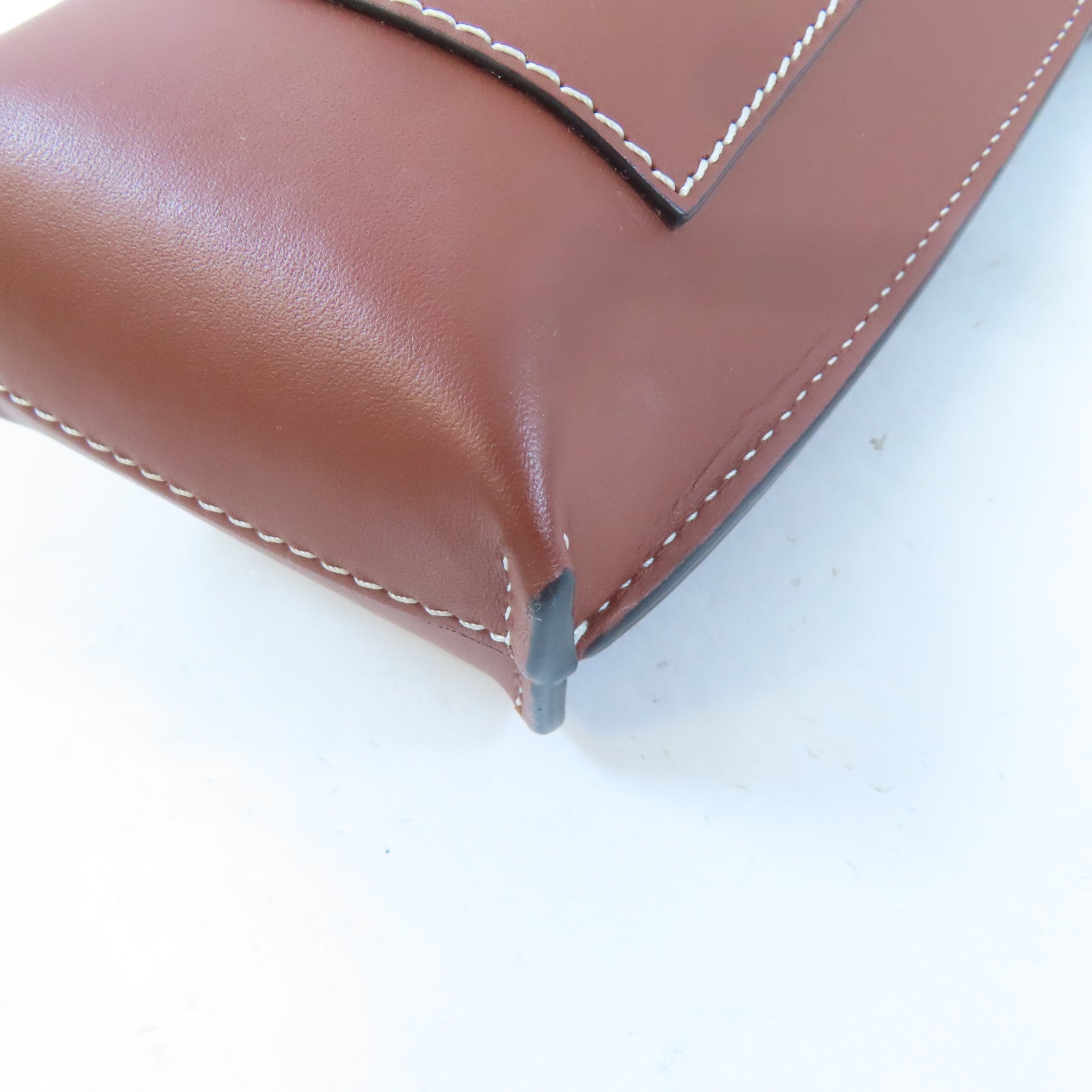 LOEWE 【激減優惠】牛皮皮革Gate Pocket Phone Bag金扣肩背袋啡色