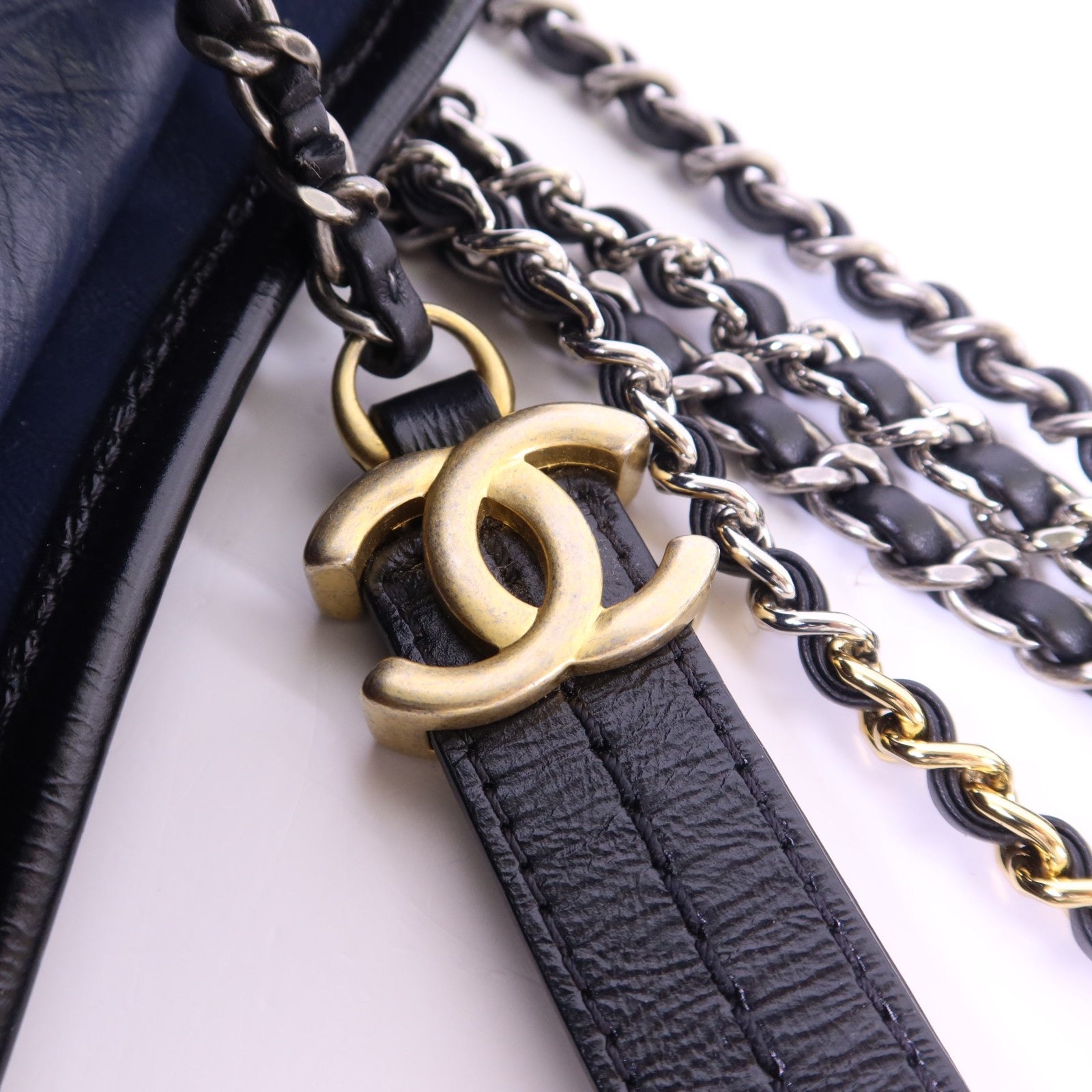 CHANEL 牛皮皮革Gabrielle Medium鏈帶肩背袋