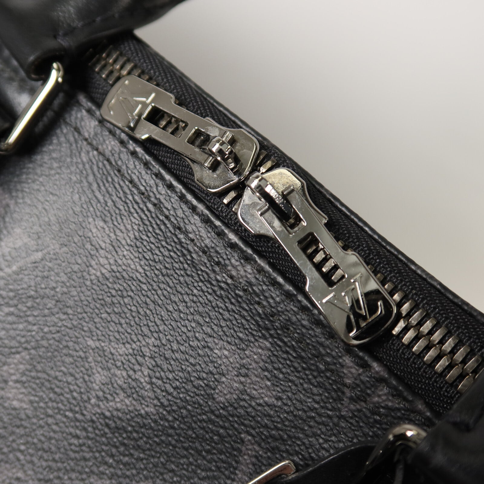 LOUIS VUITTON Monogram Eclipse Keepall Bandoulier手挽肩背兩用袋