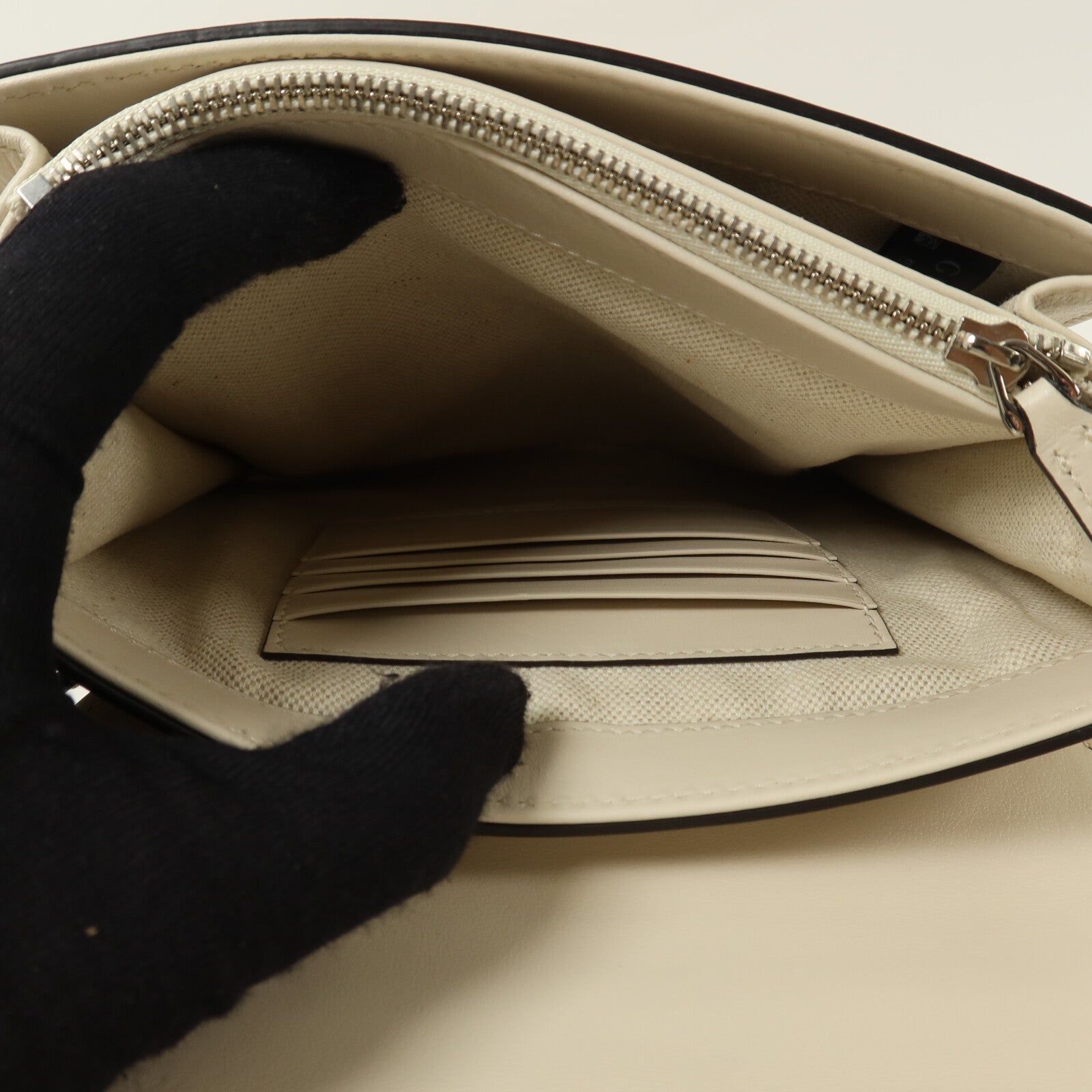 GUCCI 牛皮皮革GG Embossed Messenger肩背袋
