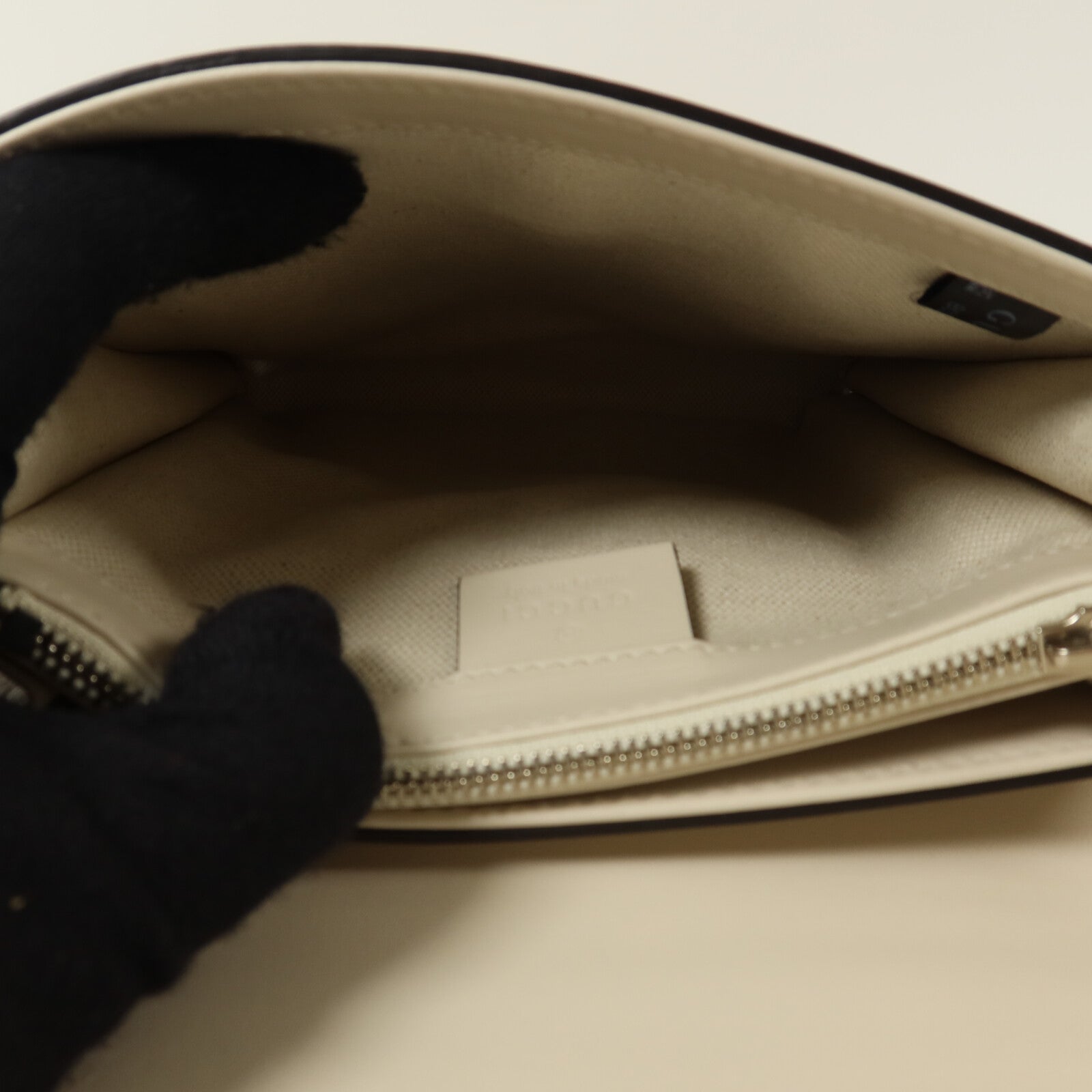 GUCCI 牛皮皮革GG Embossed Messenger肩背袋