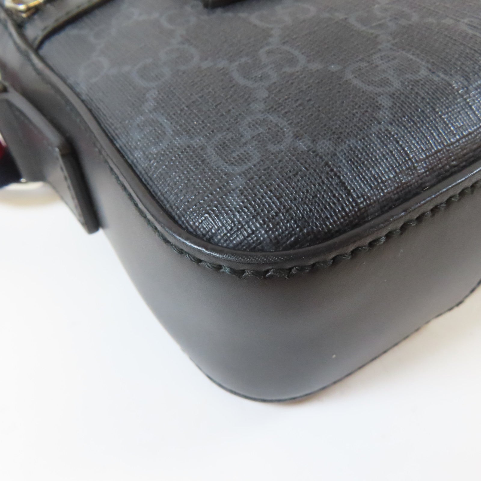GUCCI 塗層帆布GG Supreme銀扣肩背袋黑色/灰色
