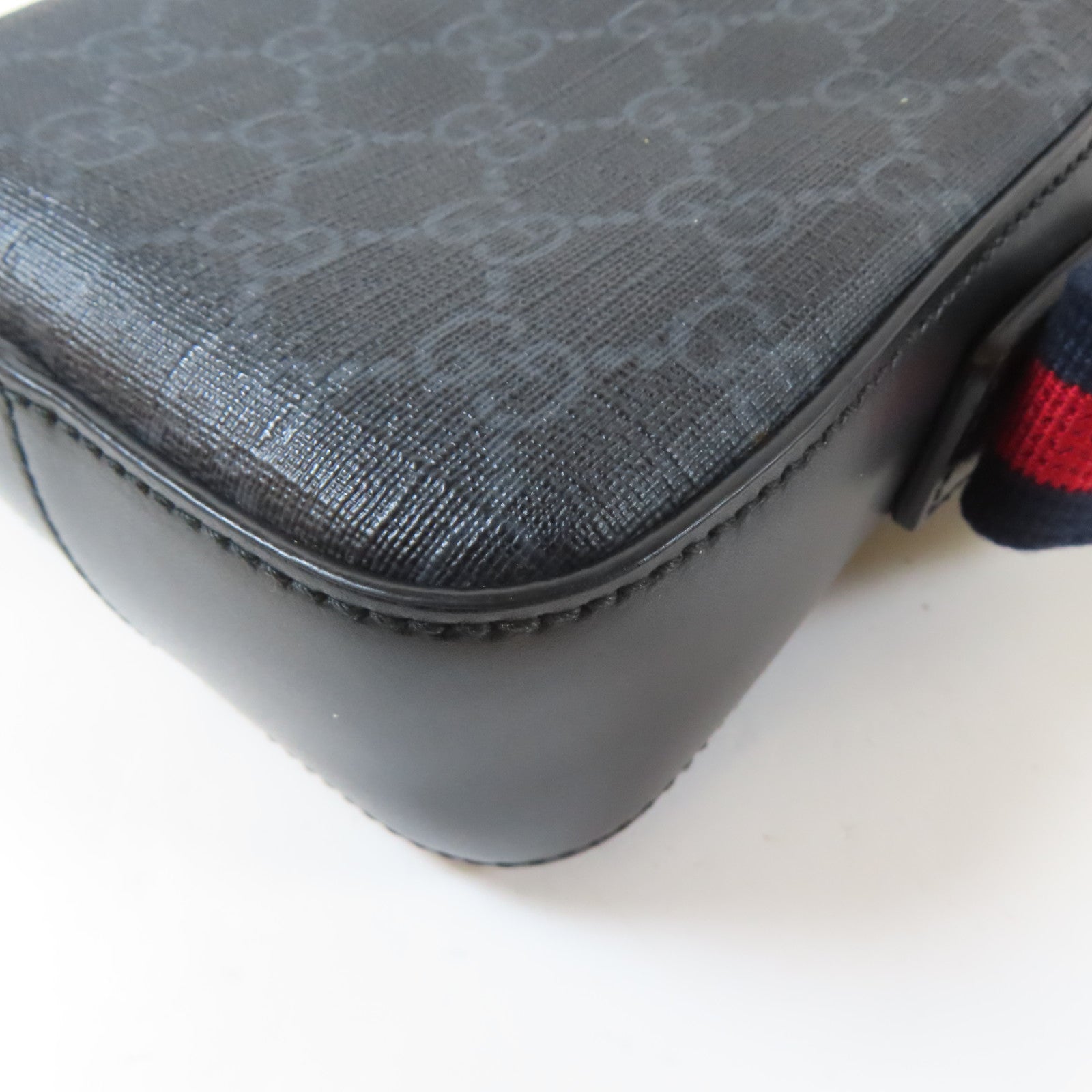 GUCCI 塗層帆布GG Supreme銀扣肩背袋黑色/灰色