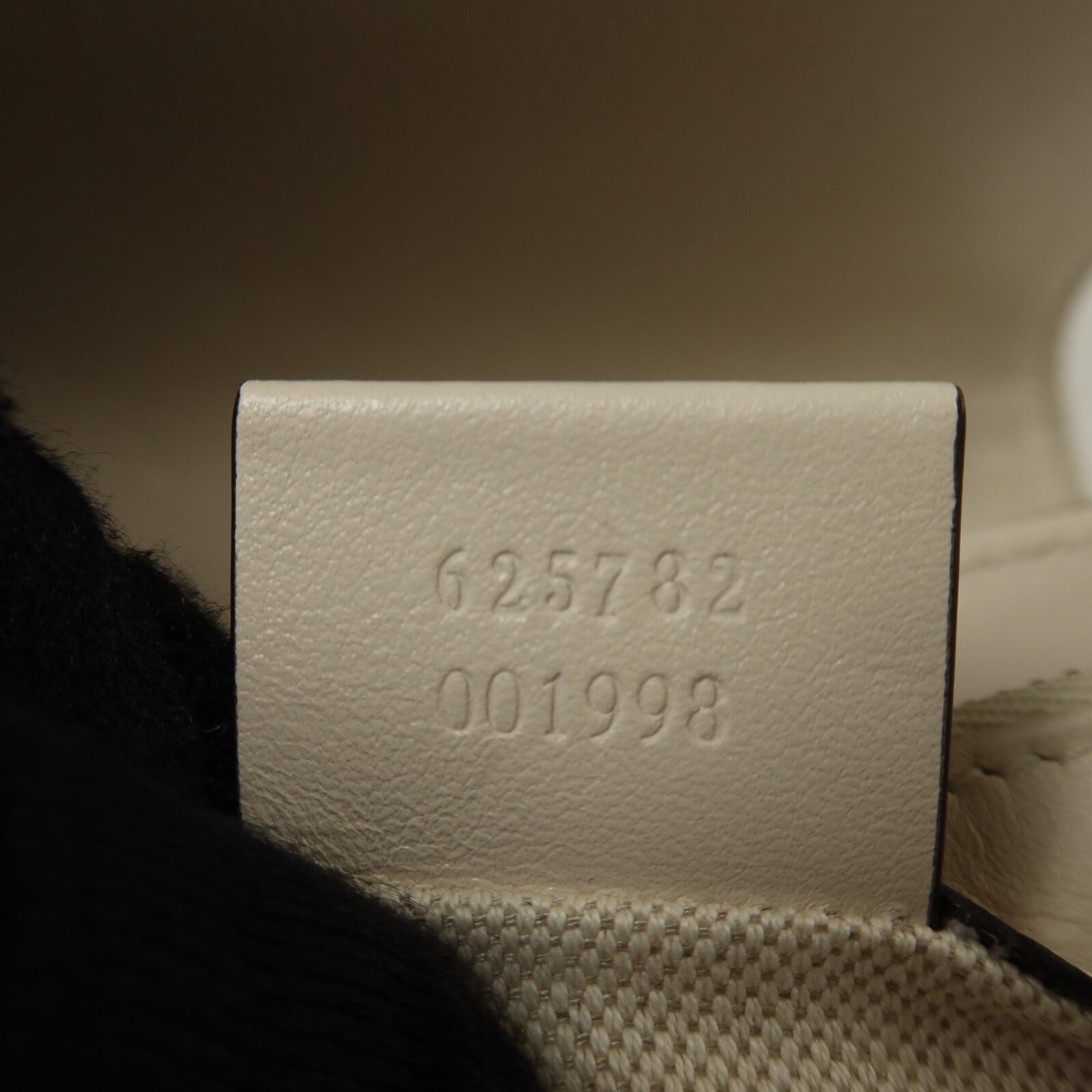 GUCCI 牛皮皮革GG Embossed Messenger肩背袋