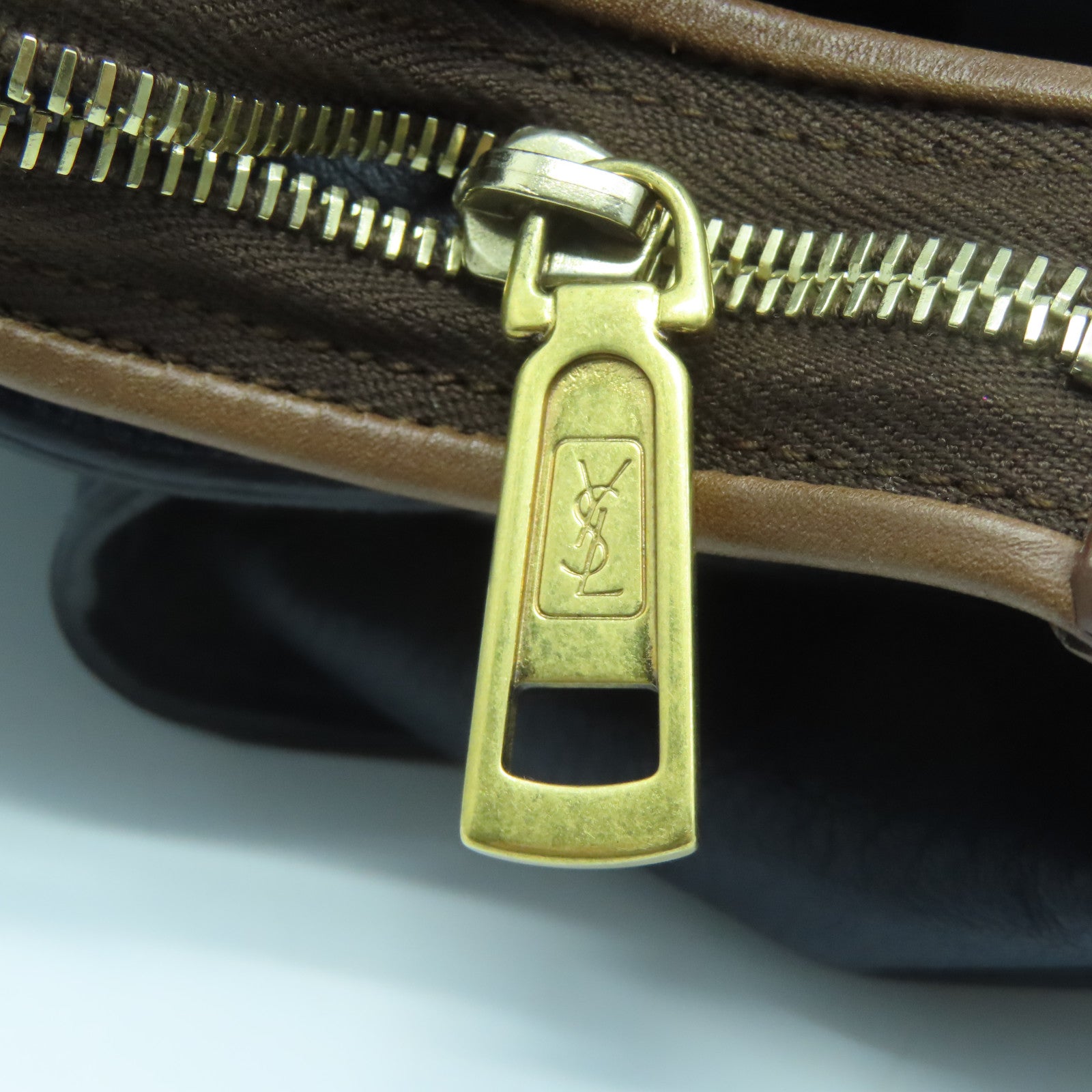 YVES SAINT LAURENT 牛皮皮革Hand Bag金扣手挽袋啡色/深蓝色