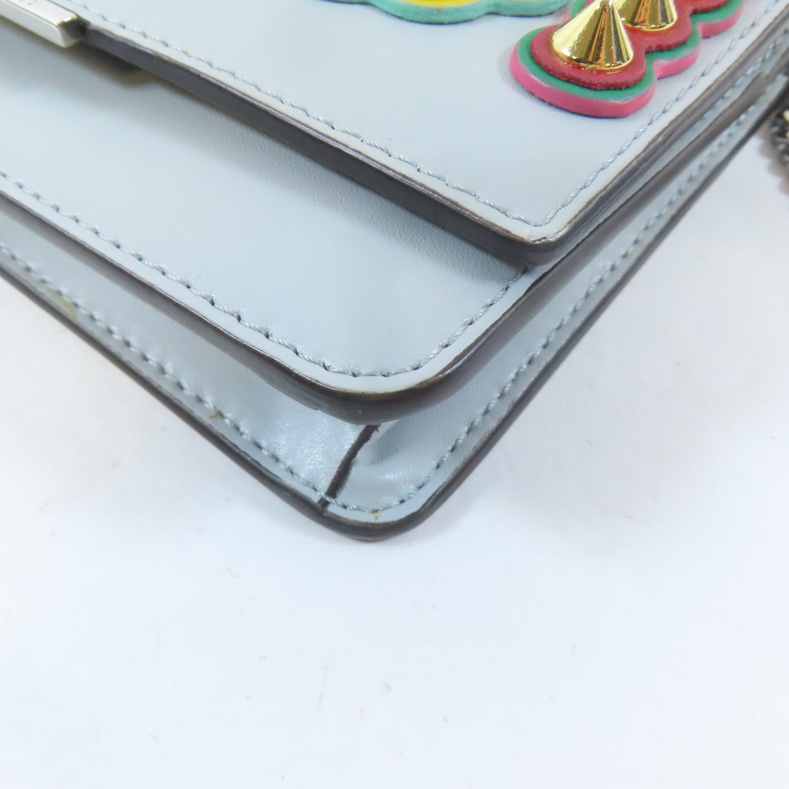 FENDI 【激減優惠】牛皮皮革"Fun Fair" Studded Logo WOC銀扣鏈帶肩背袋淺藍色