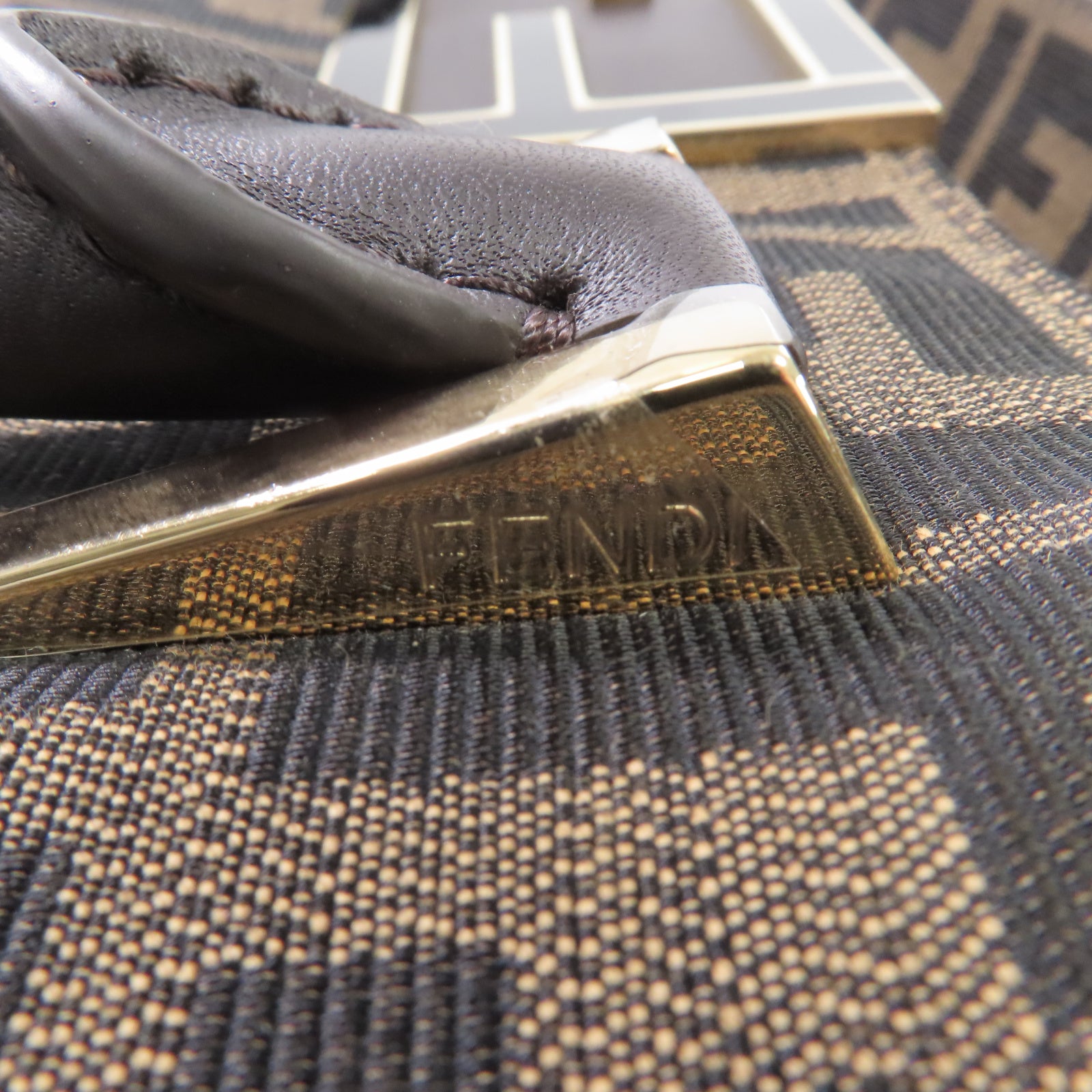 FENDI 帆布Shoulder Bag金扣肩背袋啡色
