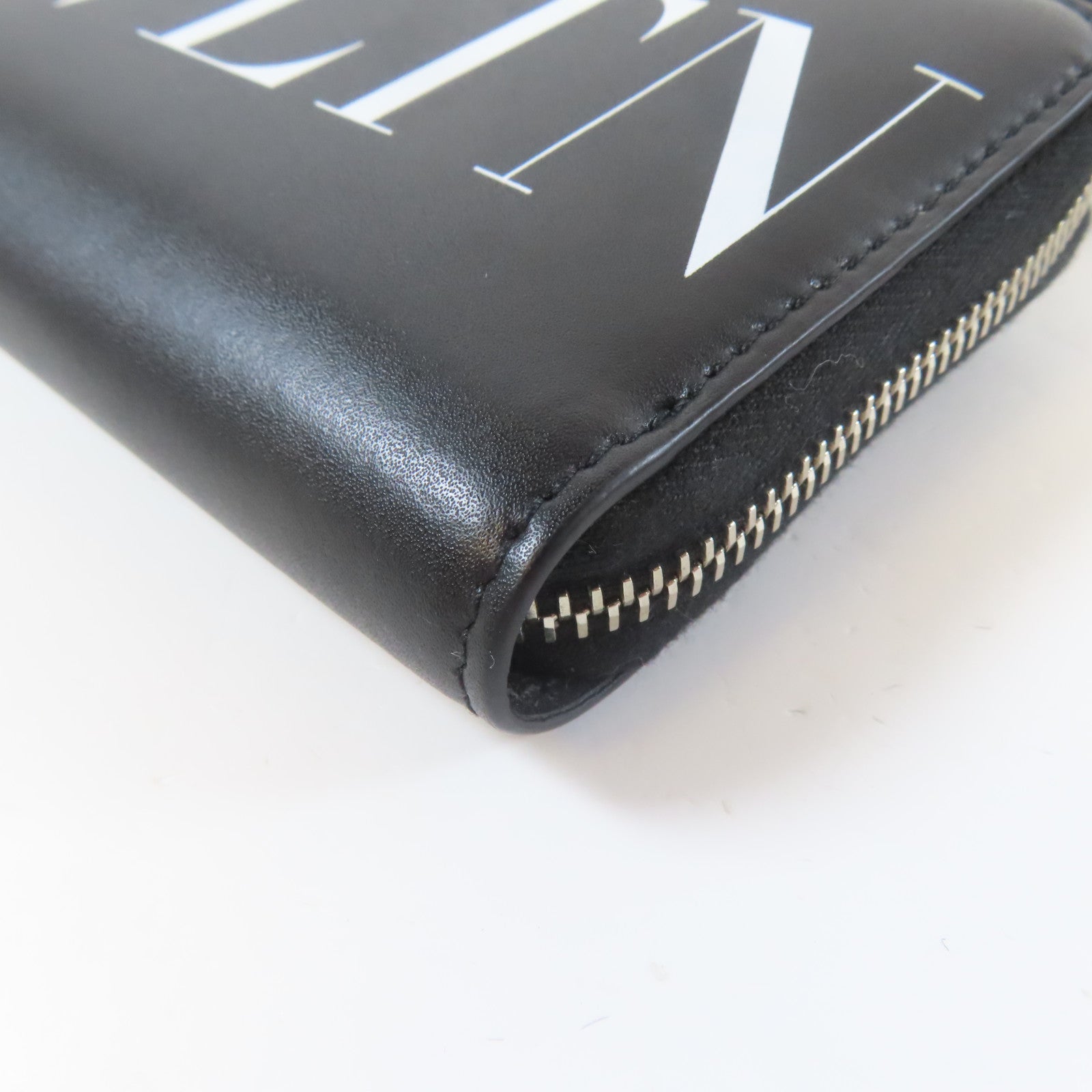 Valentino 牛皮皮革Wallet With Strap銀扣錢包黑色