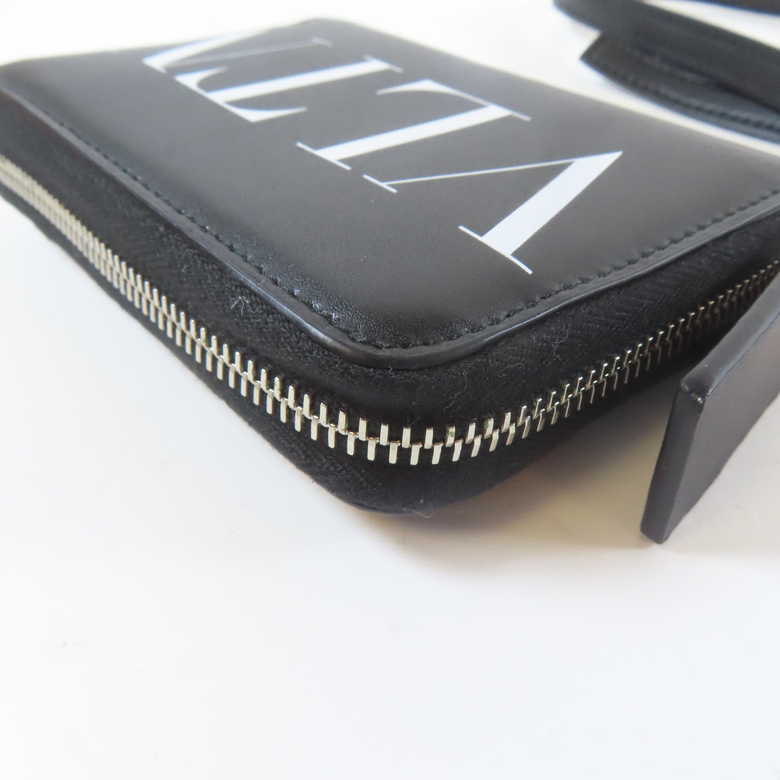 Valentino 牛皮皮革Wallet With Strap銀扣錢包黑色