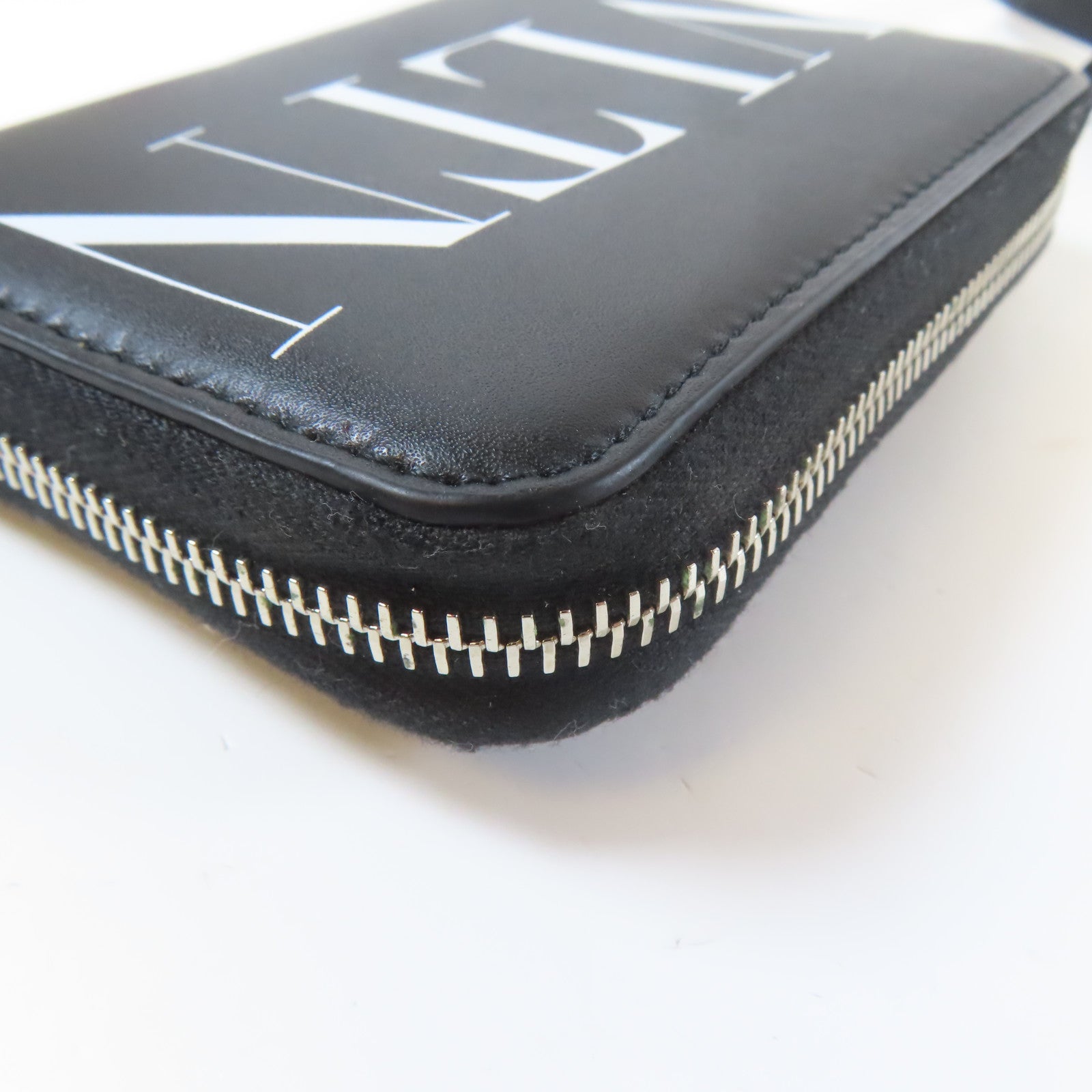 Valentino 牛皮皮革Wallet With Strap銀扣錢包黑色