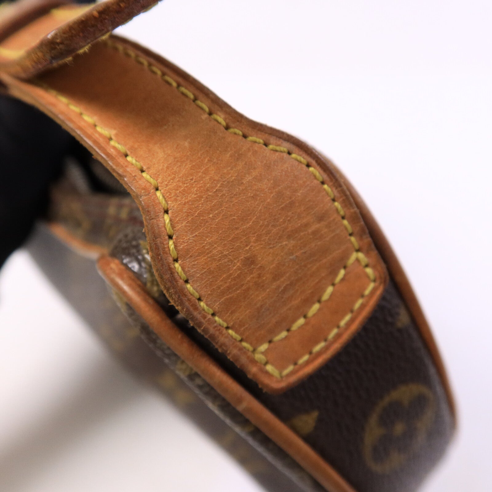 LOUIS VUITTON Monogram Pochette Croissant金扣肩背袋棕色