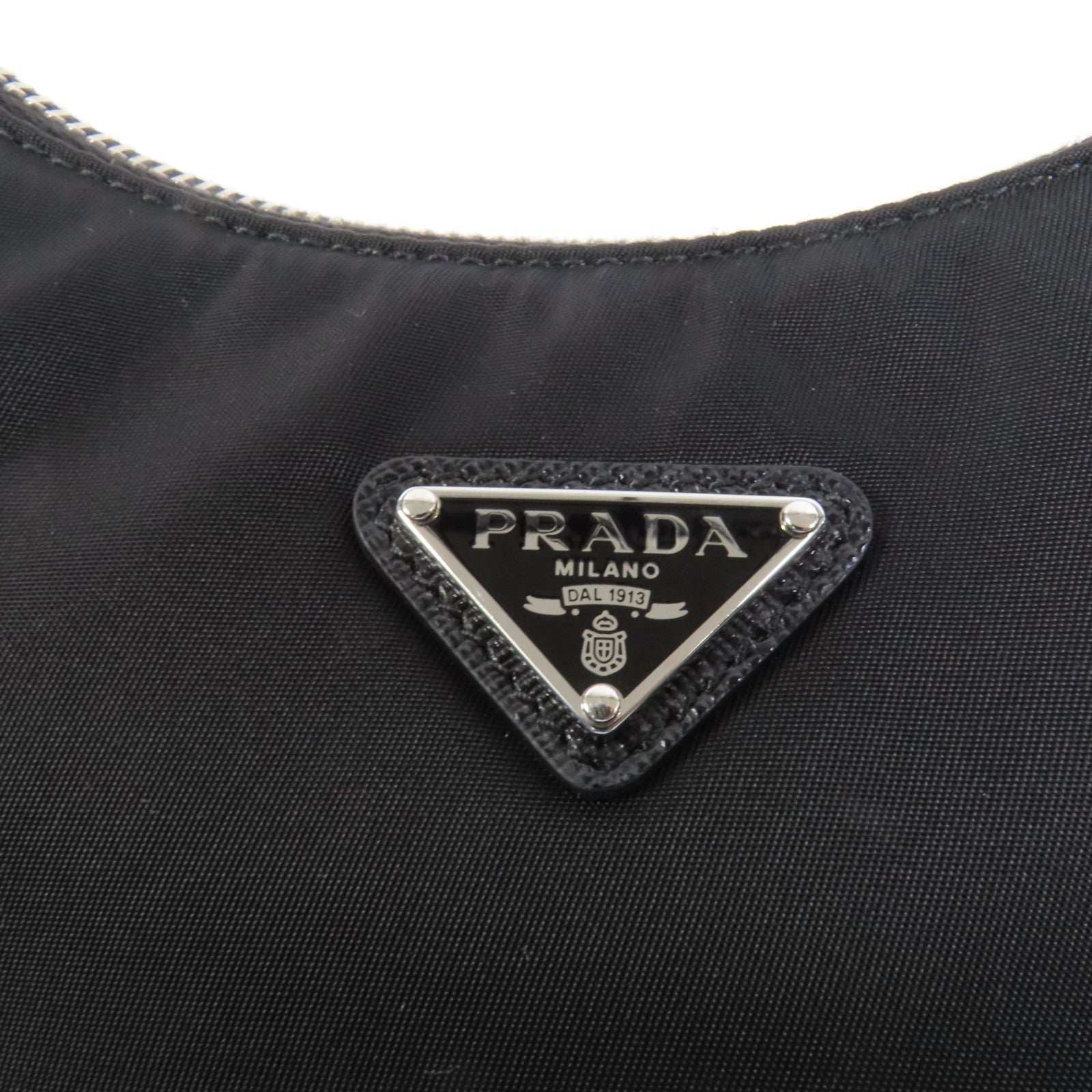 PRADA 尼龍Re-Edition 2005銀扣手挽袋