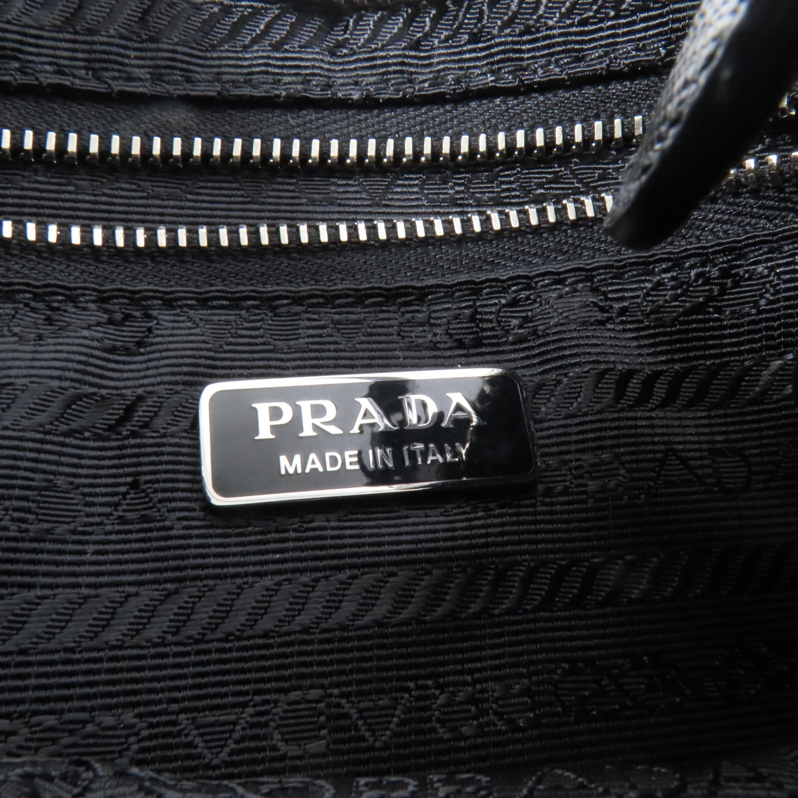 PRADA 尼龍Re-Edition 2005銀扣手挽袋