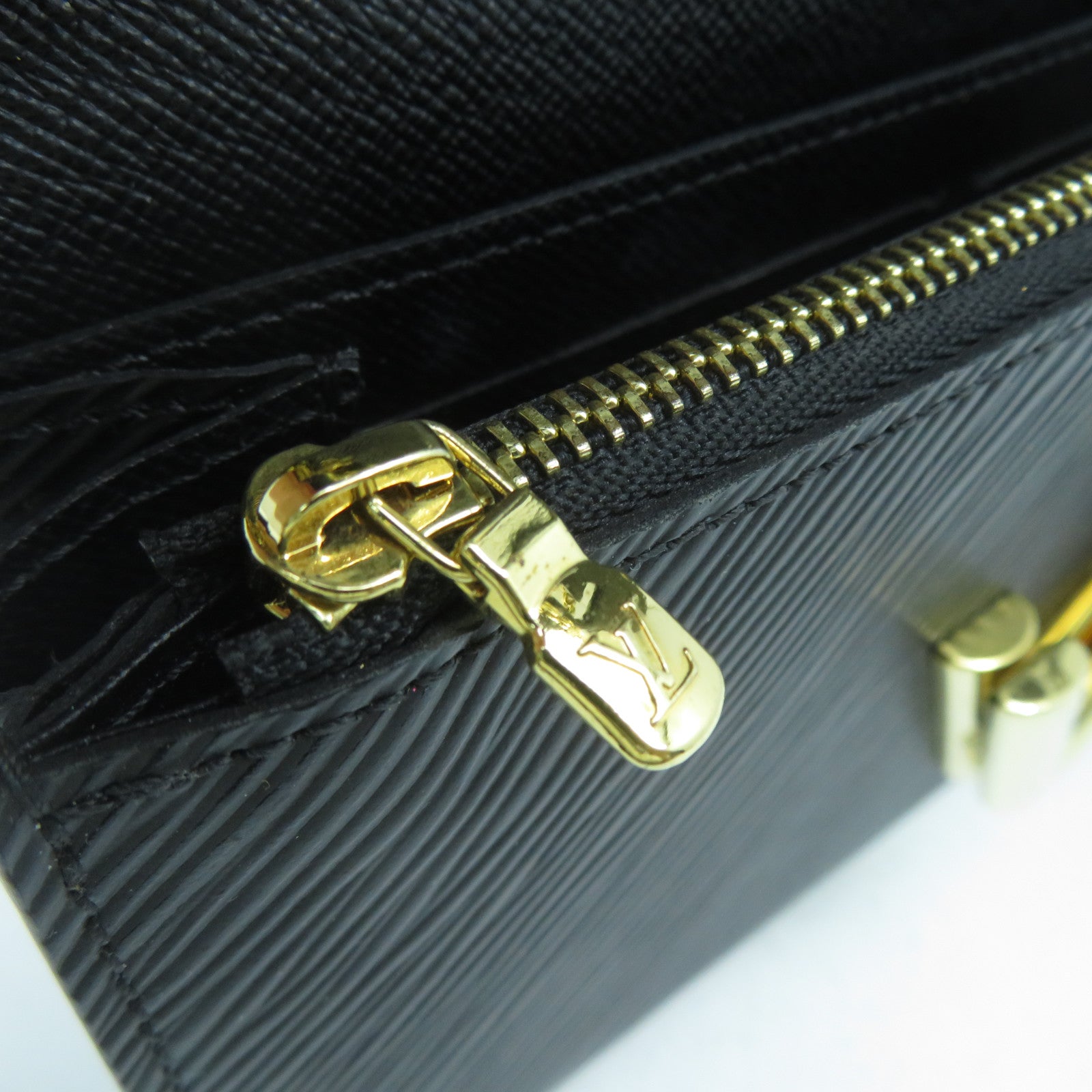 LOUIS VUITTON Epi Portefeuille Twist金扣鏈帶肩背袋黑色