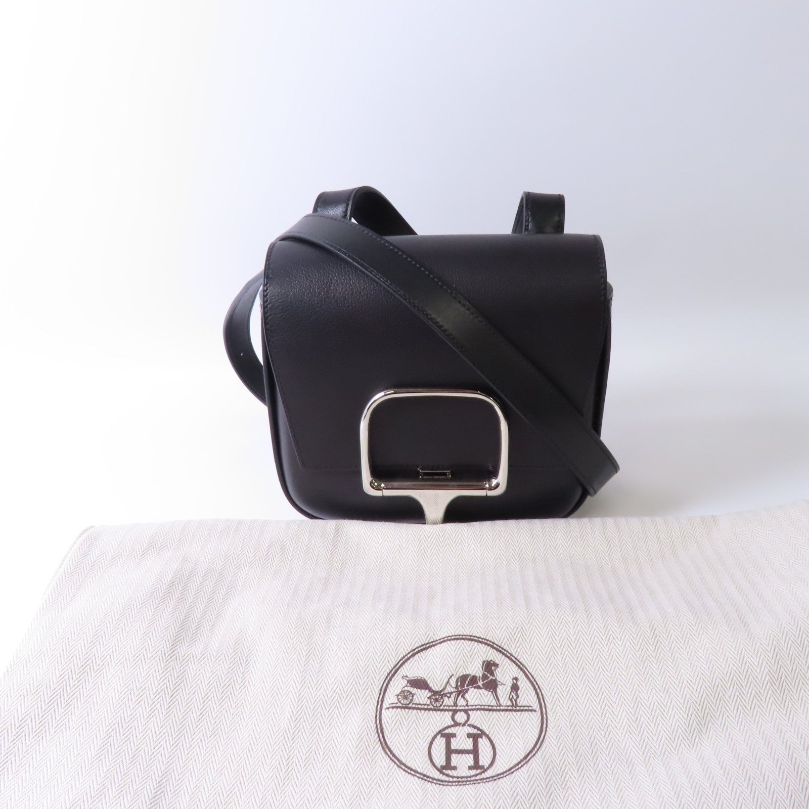 HERMES 【激減優惠】Evercolor皮革Mini Della Cavalleria Bag銀扣肩背袋黑色