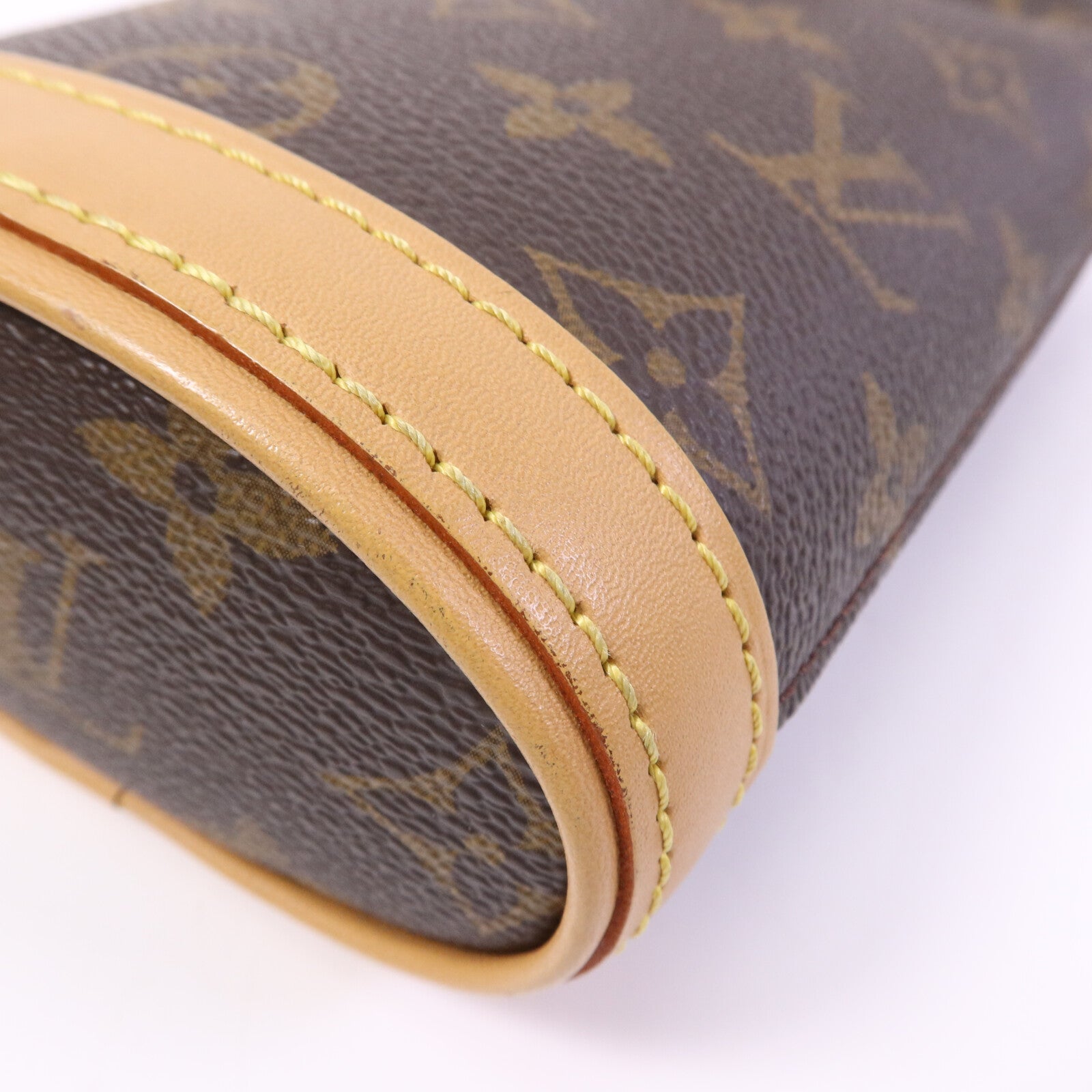 LOUIS VUITTON Monogram Fold Me Pouch金扣肩背袋
