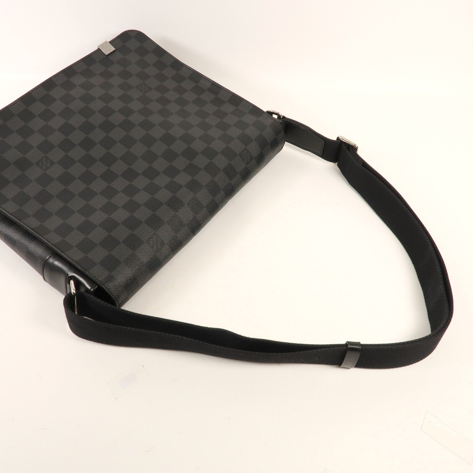 LOUIS VUITTON Damier Graphite District MM銀扣肩背袋
