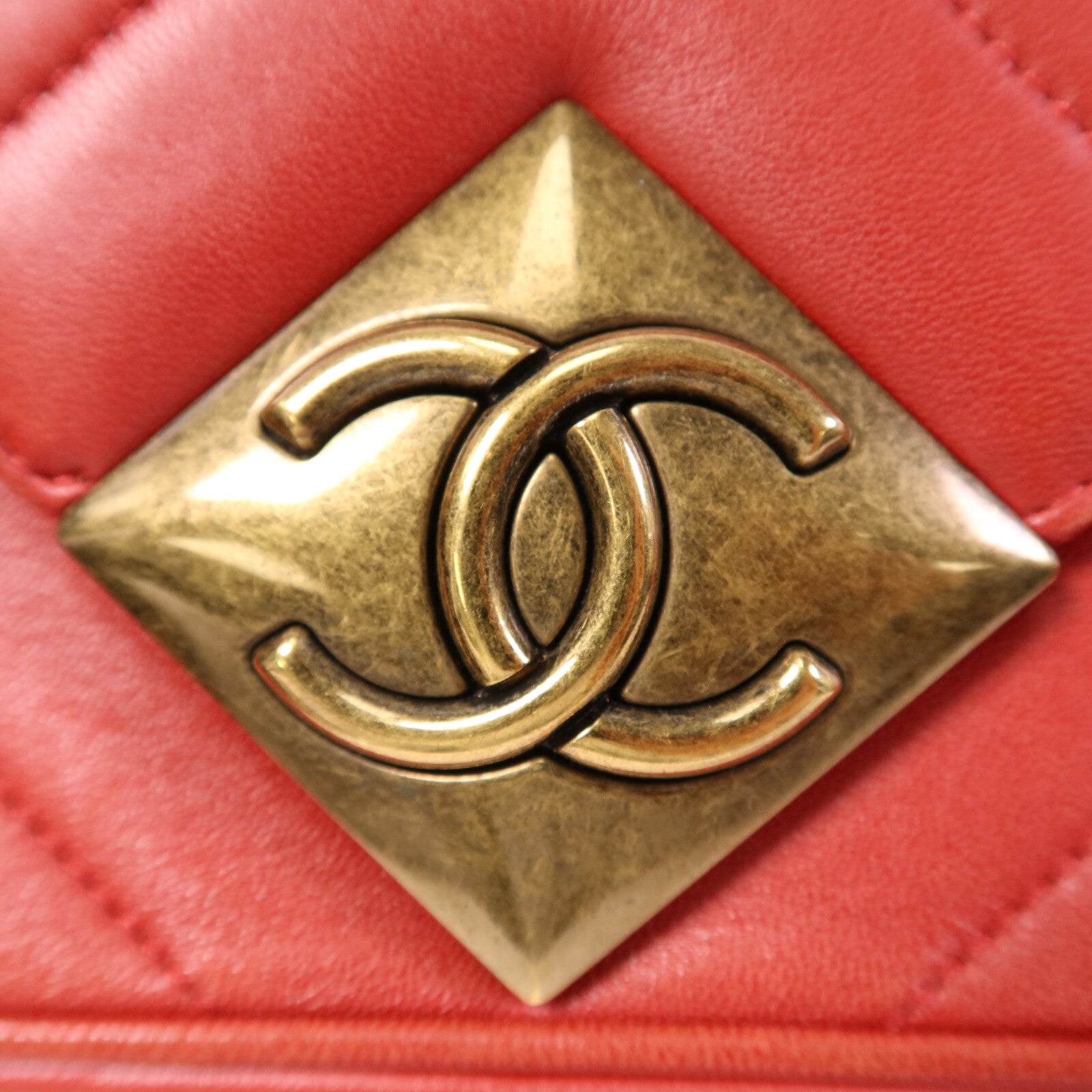 CHANEL 牛皮皮革Pyramid CC Camera Bag金扣鏈帶肩背袋