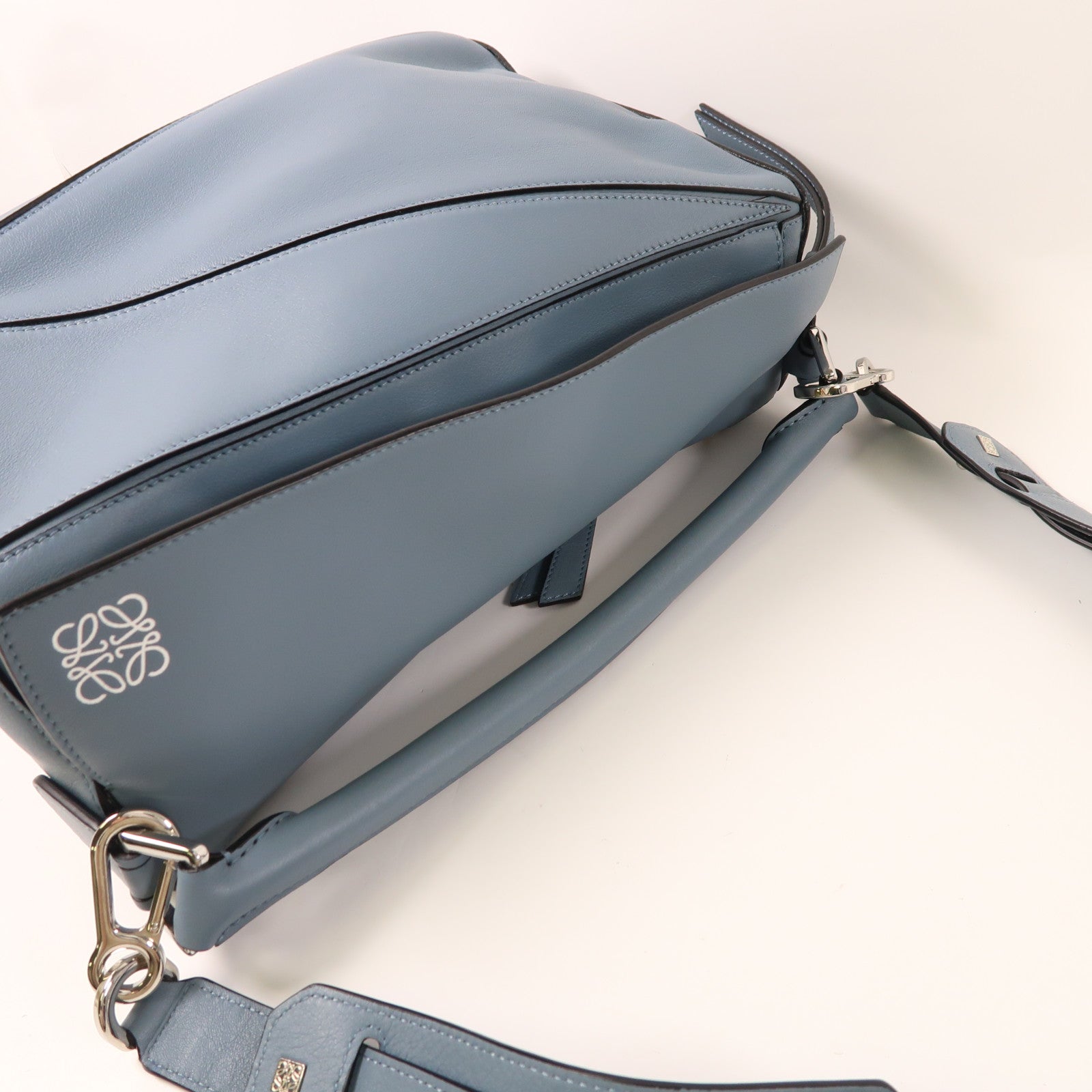 LOEWE 牛皮皮革Medium Puzzle銀扣手挽肩背兩用袋