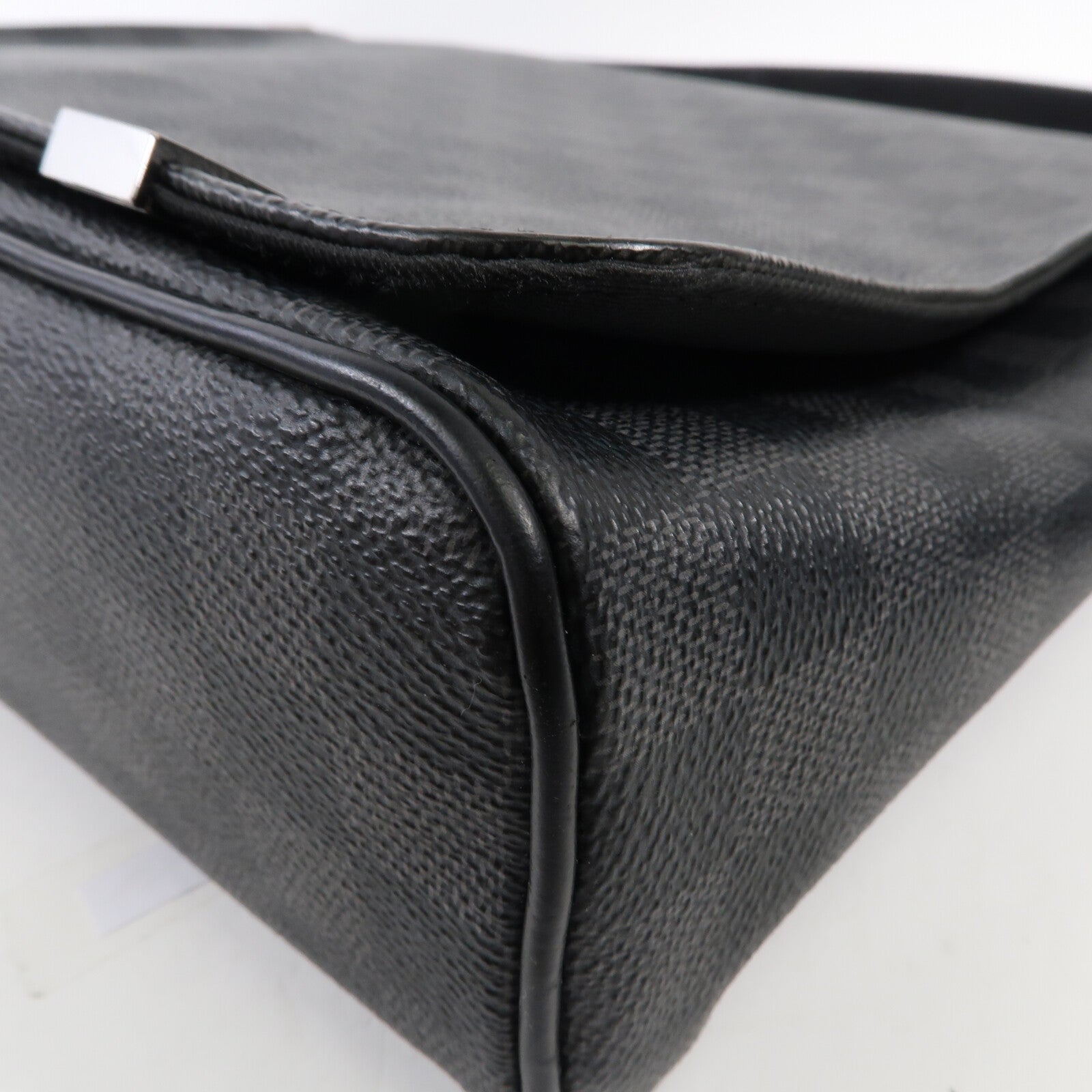 LOUIS VUITTON Damier Graphite District MM銀扣肩背袋