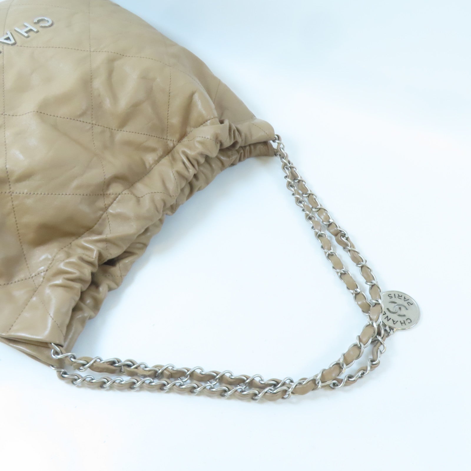 CHANEL 菱格牛皮皮革C22 Medium銀扣鏈帶肩背袋米色