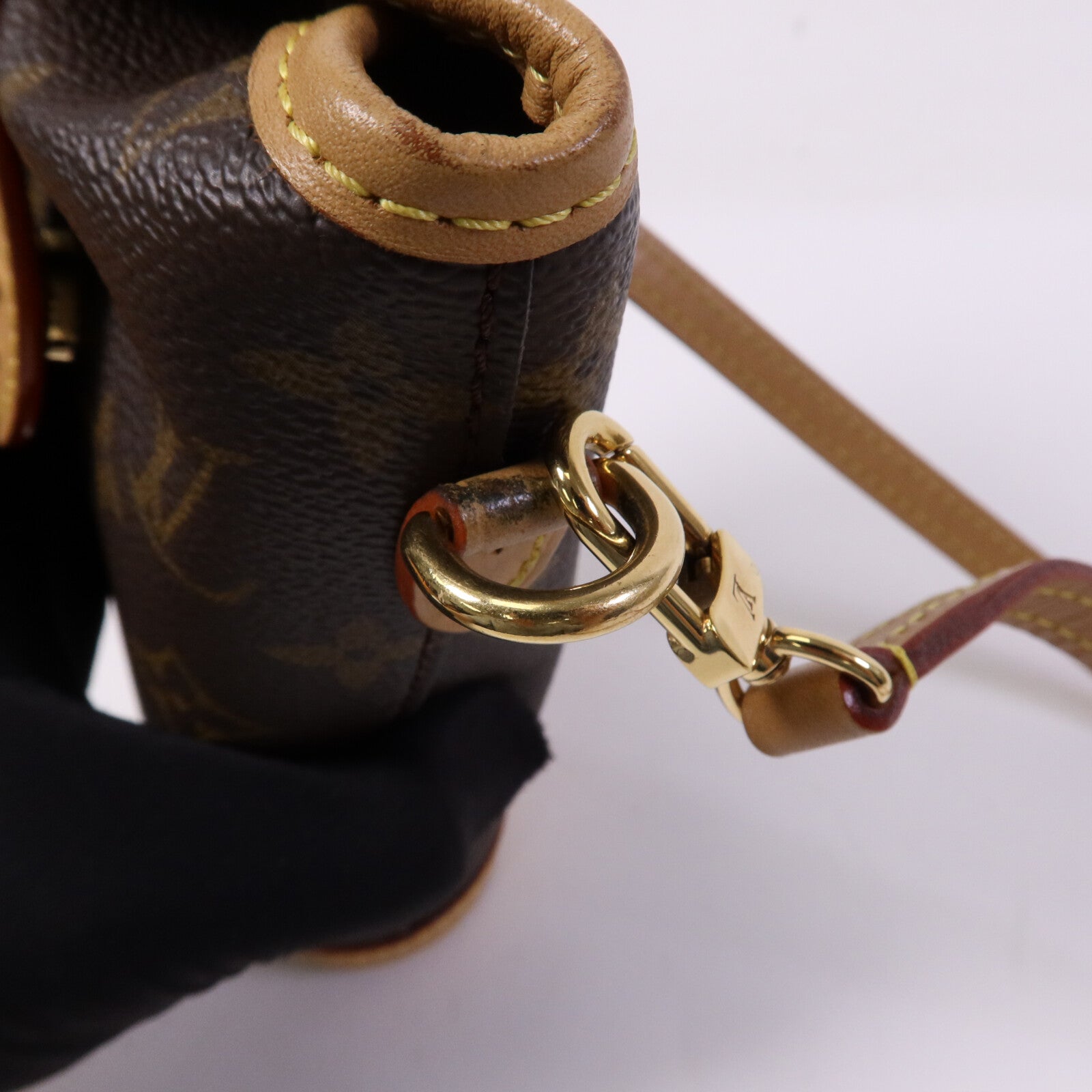 LOUIS VUITTON Monogram Fold Me Pouch金扣肩背袋
