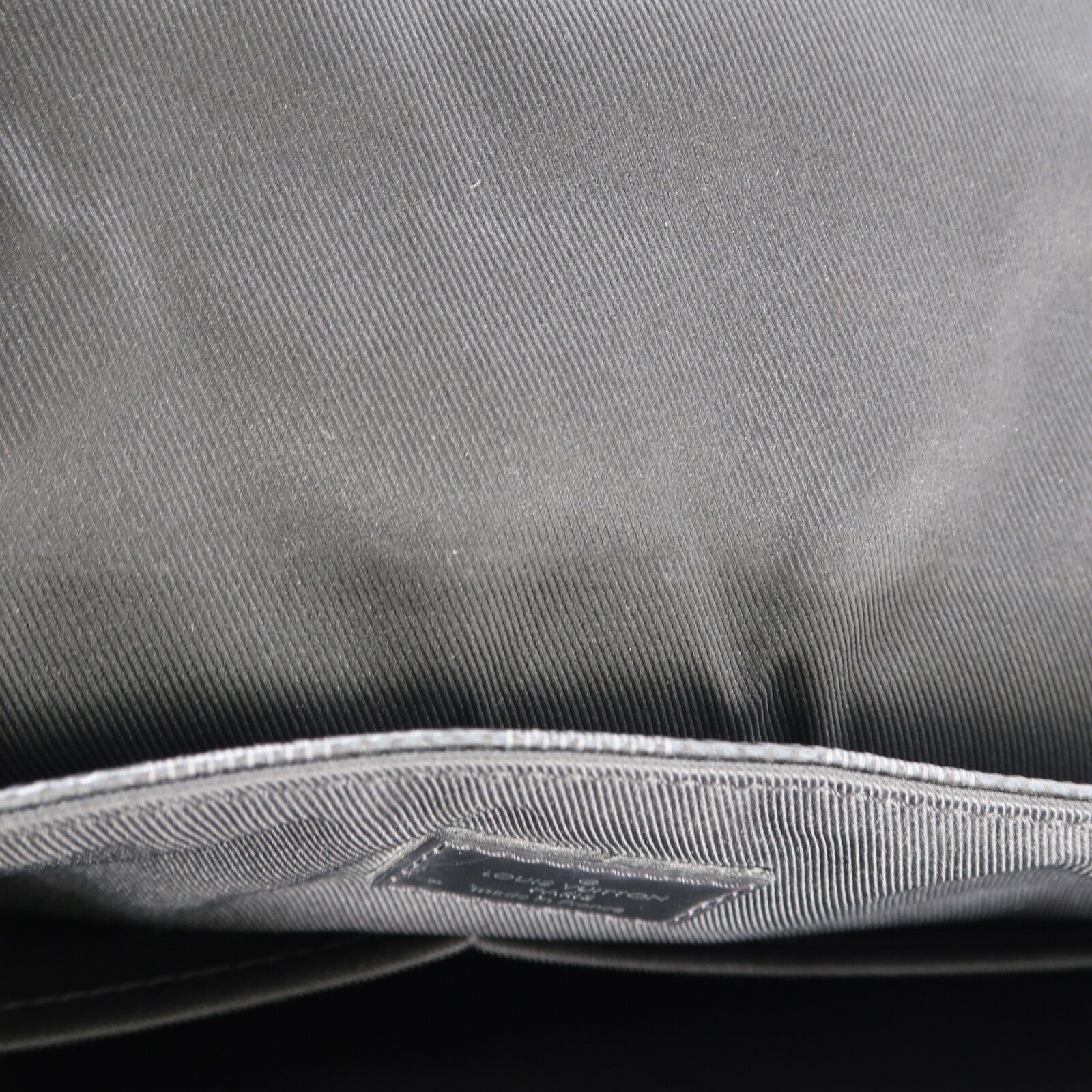 LOUIS VUITTON Damier Graphite District MM銀扣肩背袋