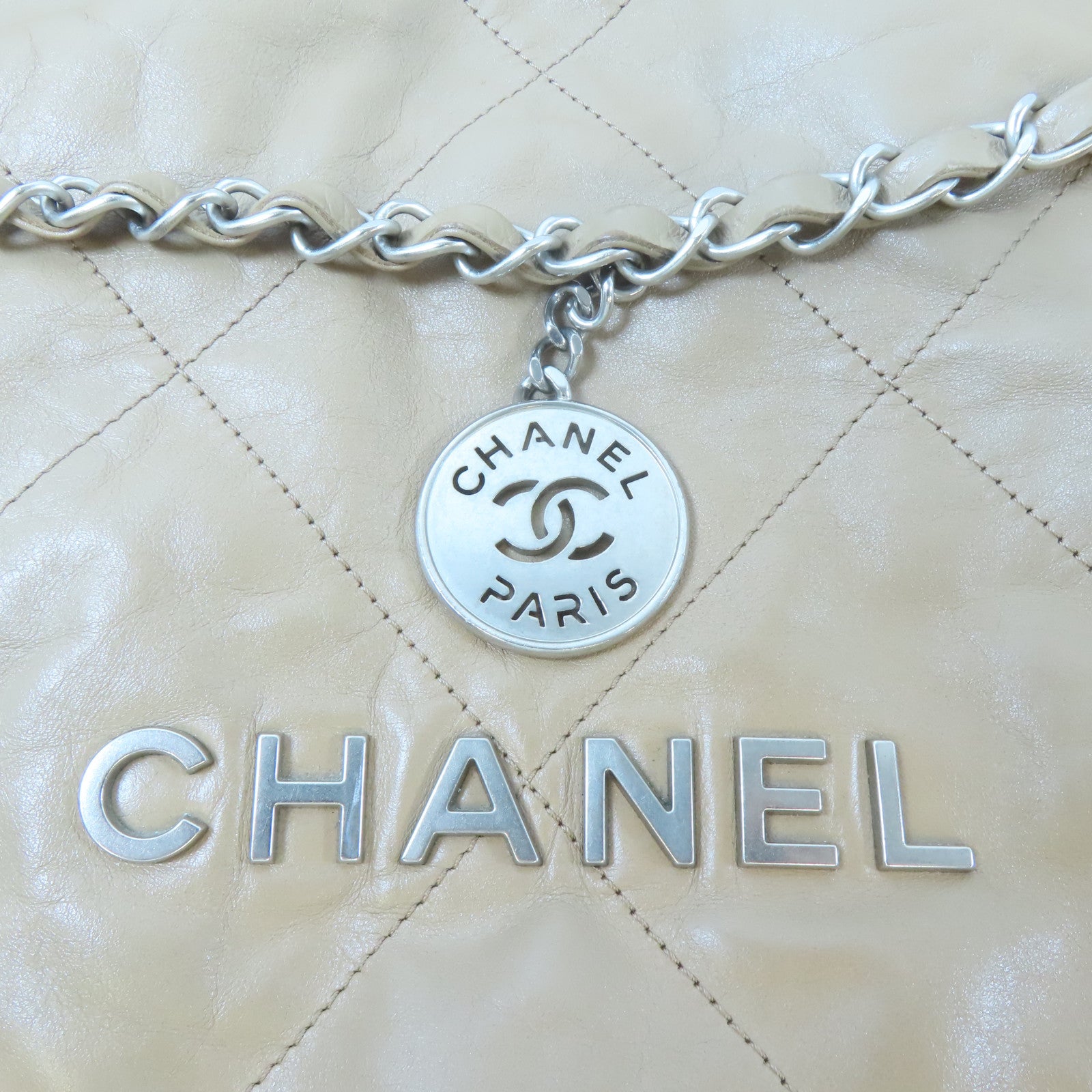 CHANEL 菱格牛皮皮革C22 Medium銀扣鏈帶肩背袋米色