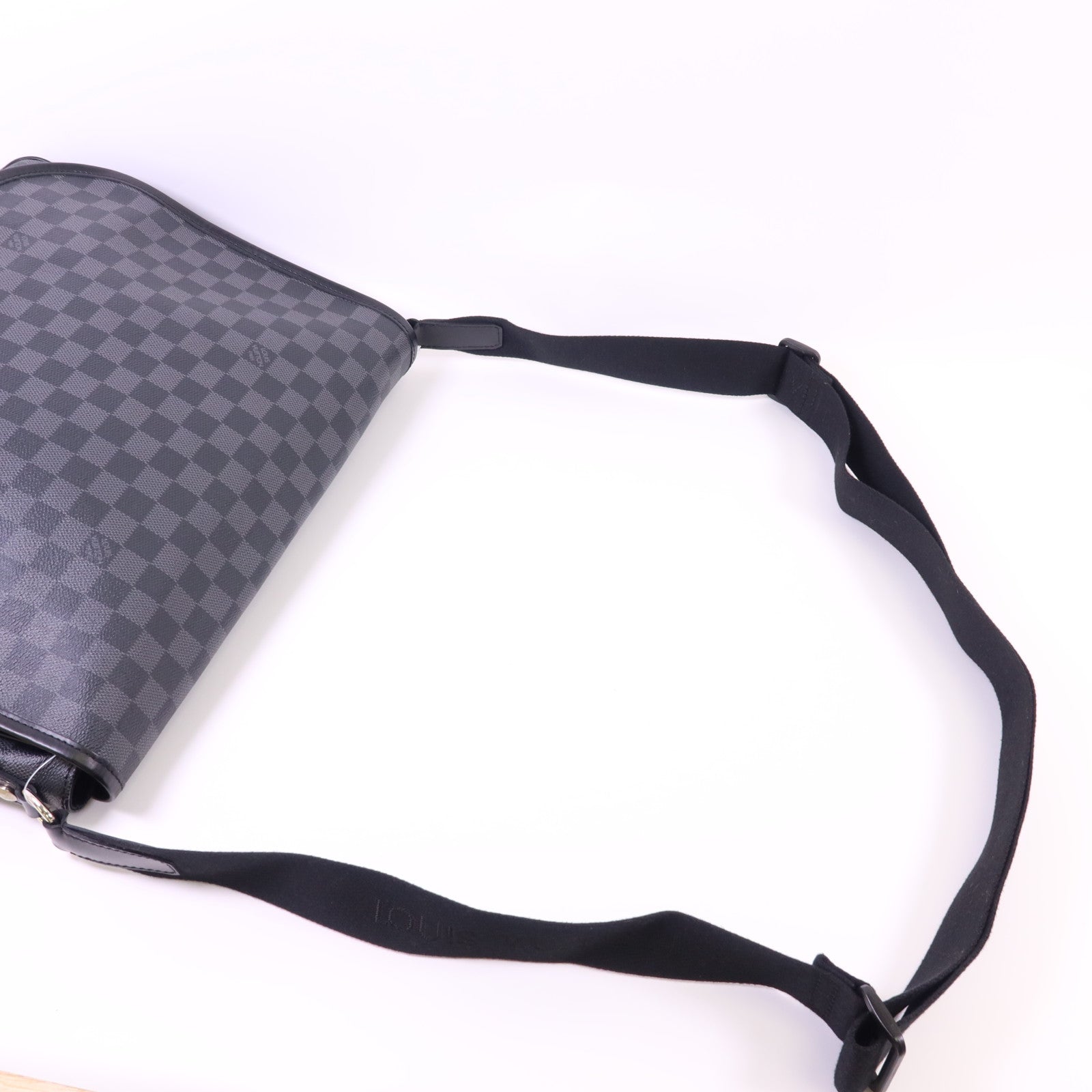 LOUIS VUITTON Damier Graphite Daniel GM銀扣肩背袋