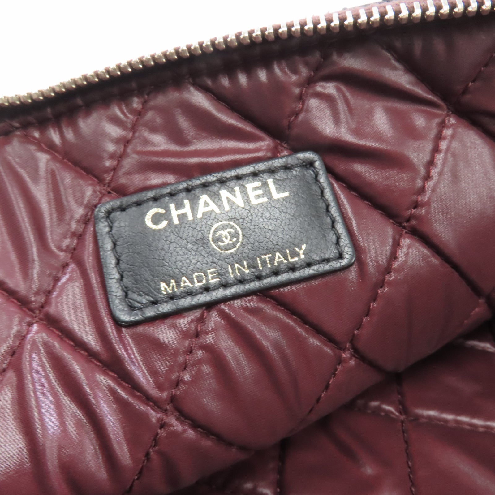 CHANEL 菱格羊皮皮革Pouch金扣手拿包黑色