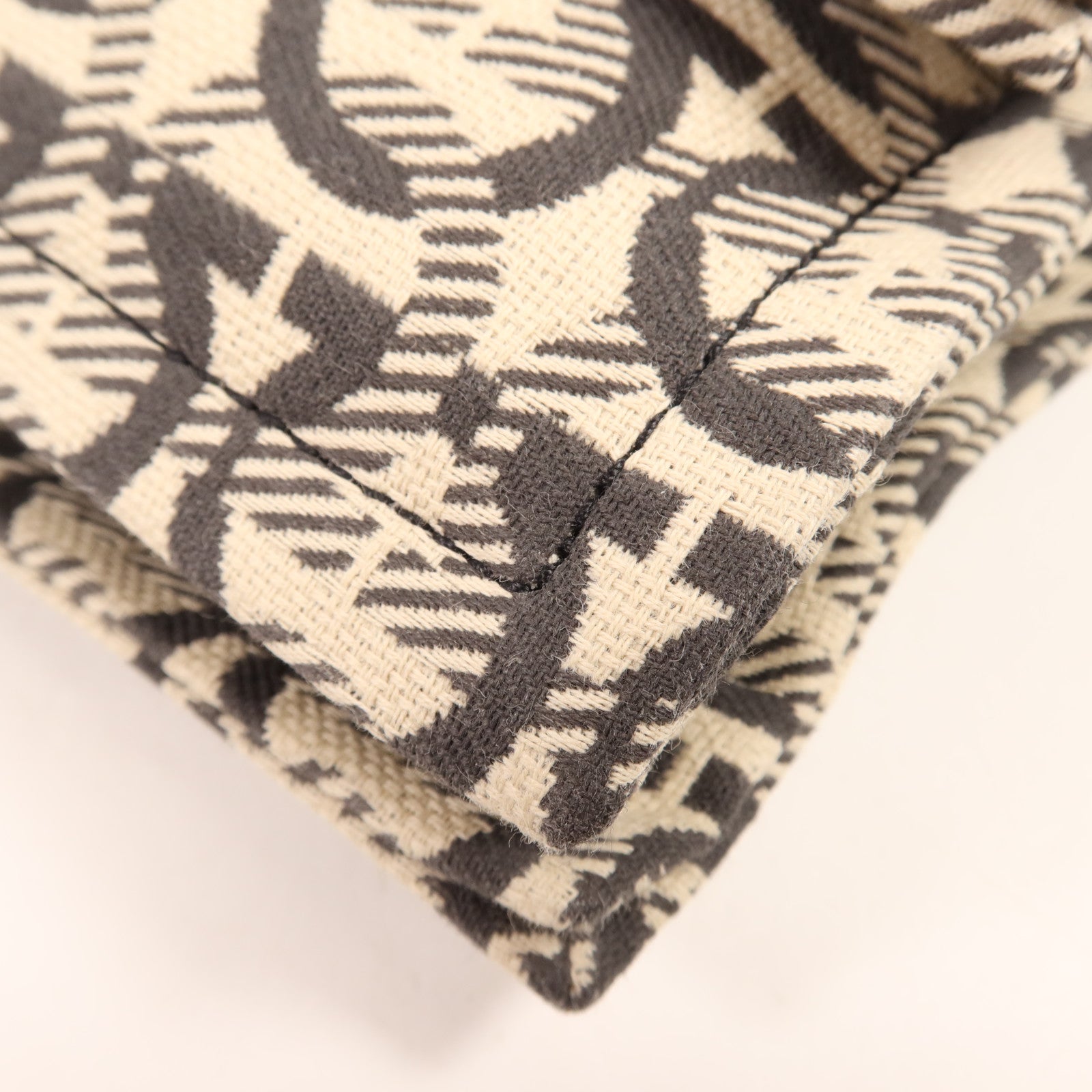 Salvatore Ferragamo 帆布Viva Bow金扣肩背袋