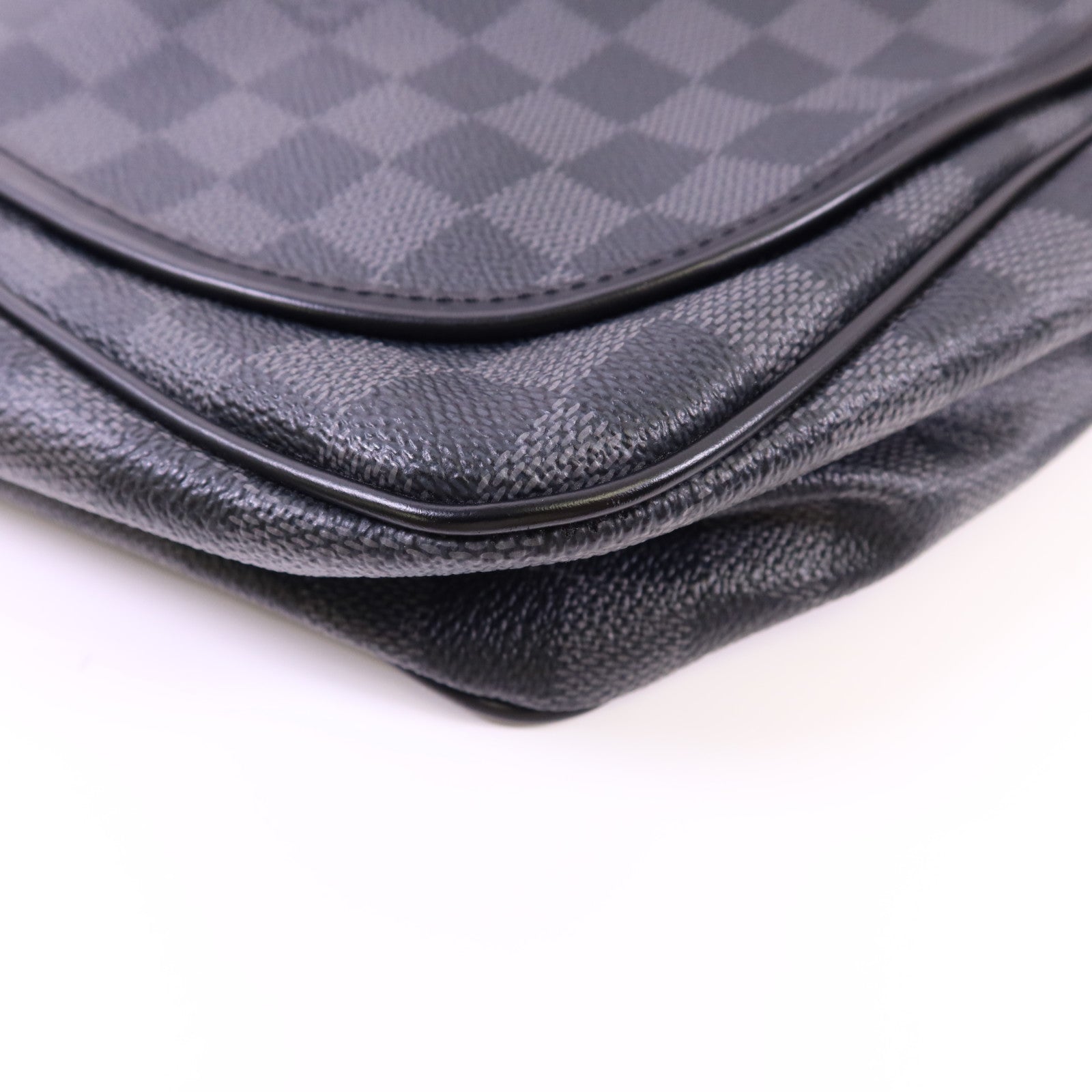 LOUIS VUITTON Damier Graphite Daniel GM銀扣肩背袋