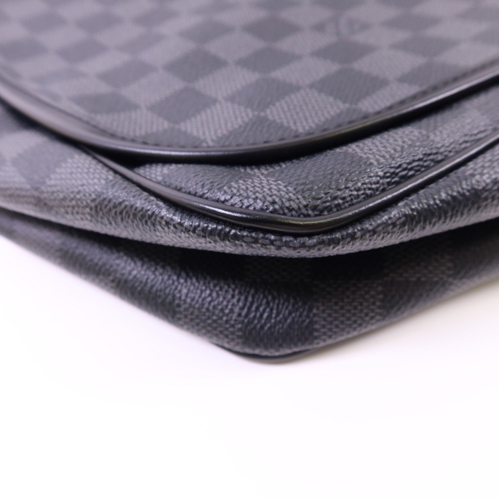 LOUIS VUITTON Damier Graphite Daniel GM銀扣肩背袋