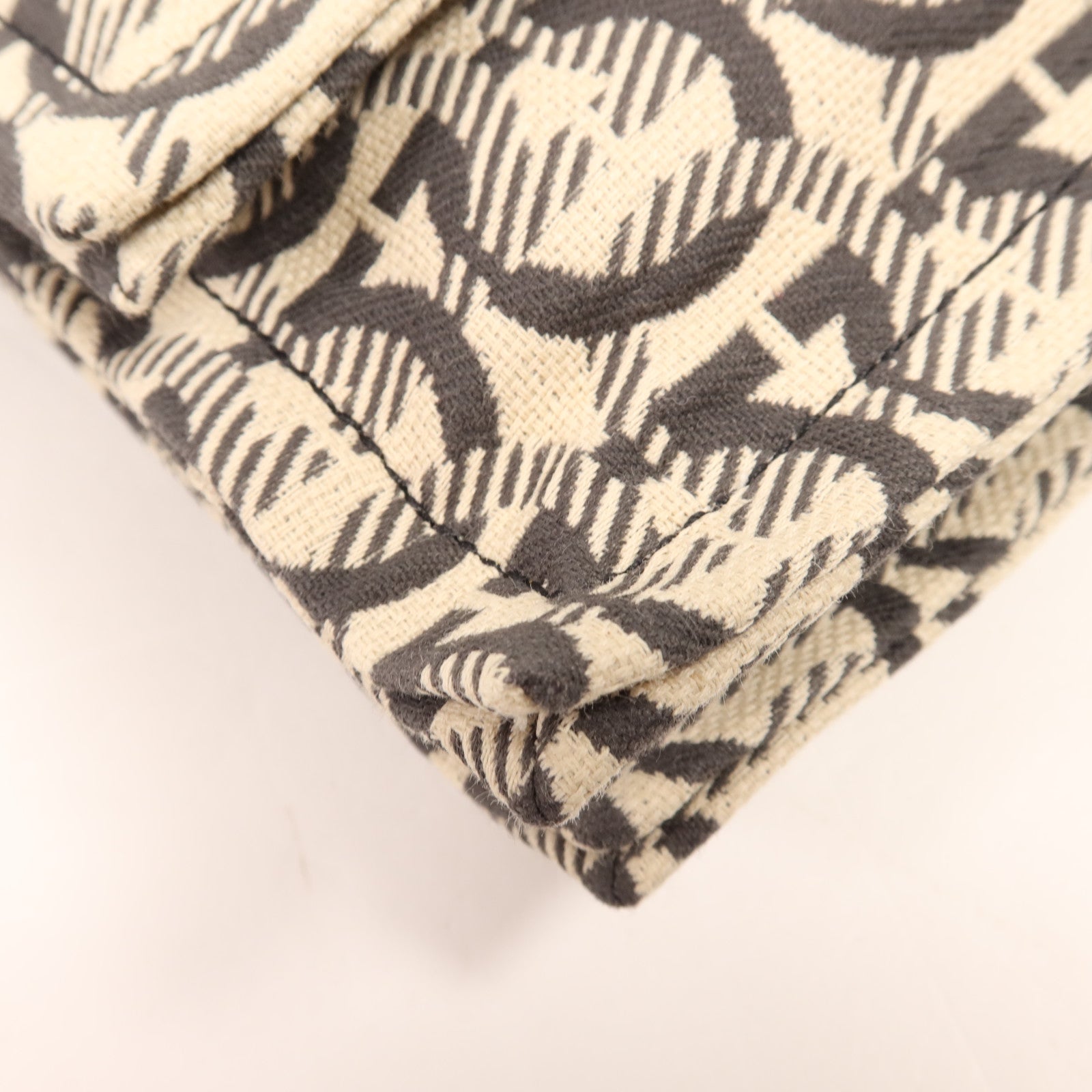 Salvatore Ferragamo 帆布Viva Bow金扣肩背袋