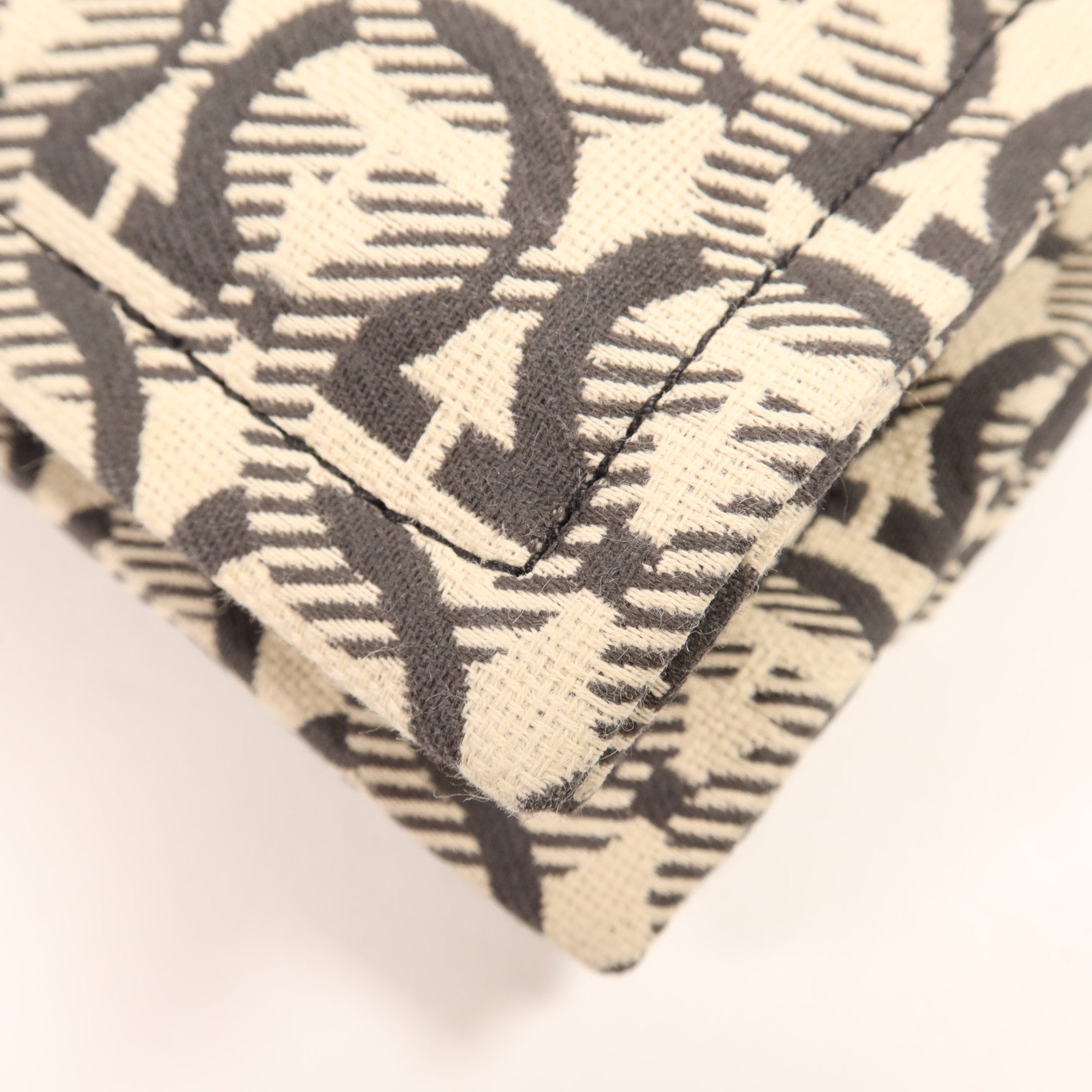 Salvatore Ferragamo 帆布Viva Bow金扣肩背袋