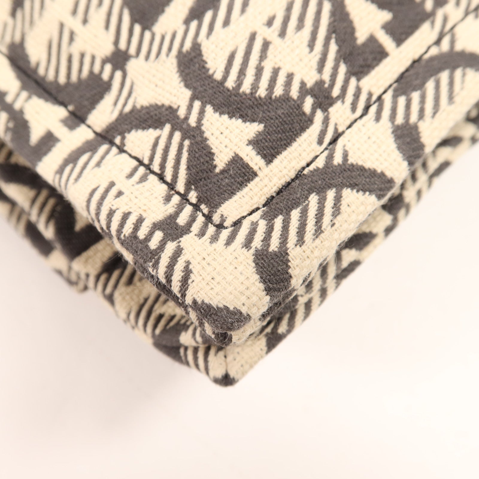 Salvatore Ferragamo 帆布Viva Bow金扣肩背袋