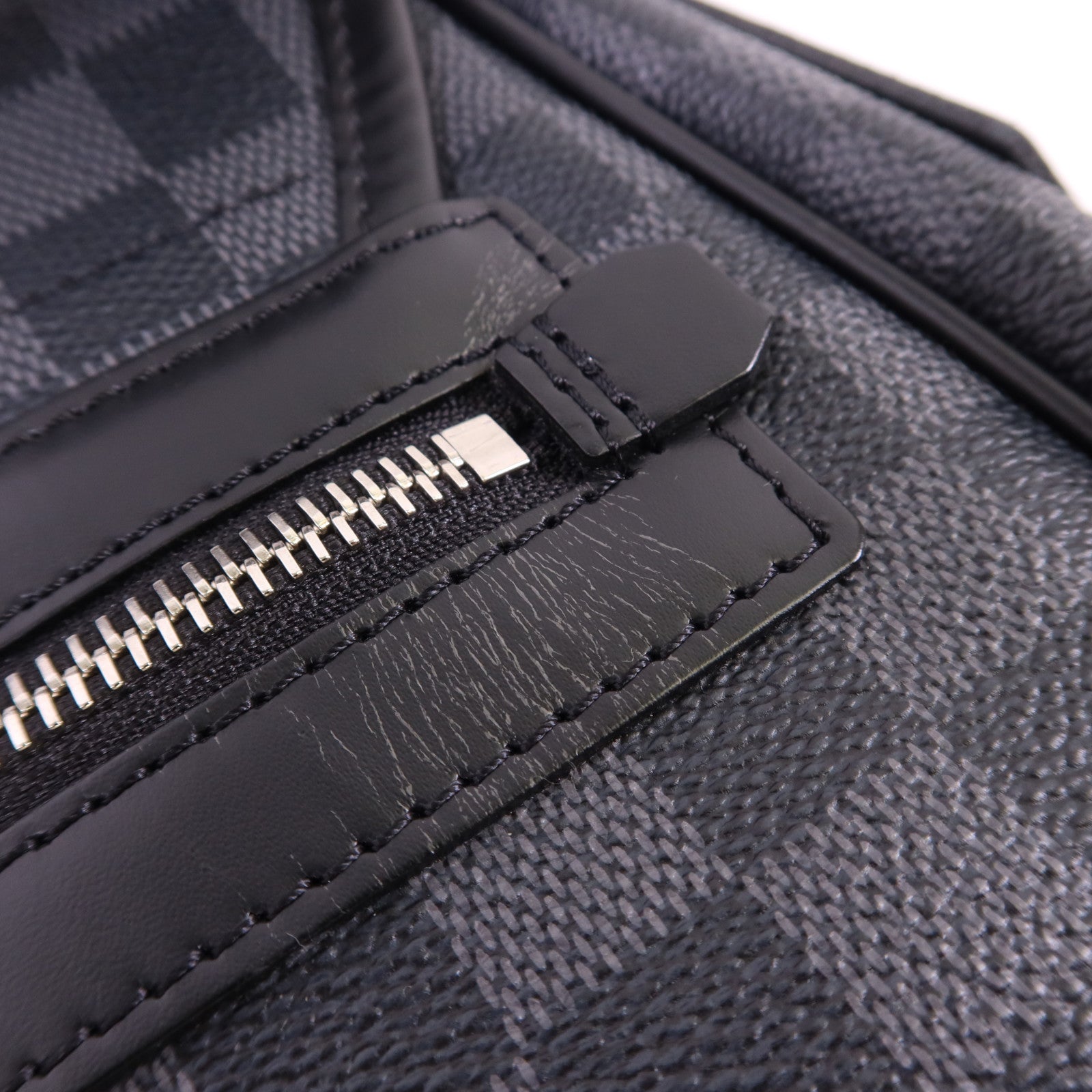 LOUIS VUITTON Damier Graphite Daniel GM銀扣肩背袋