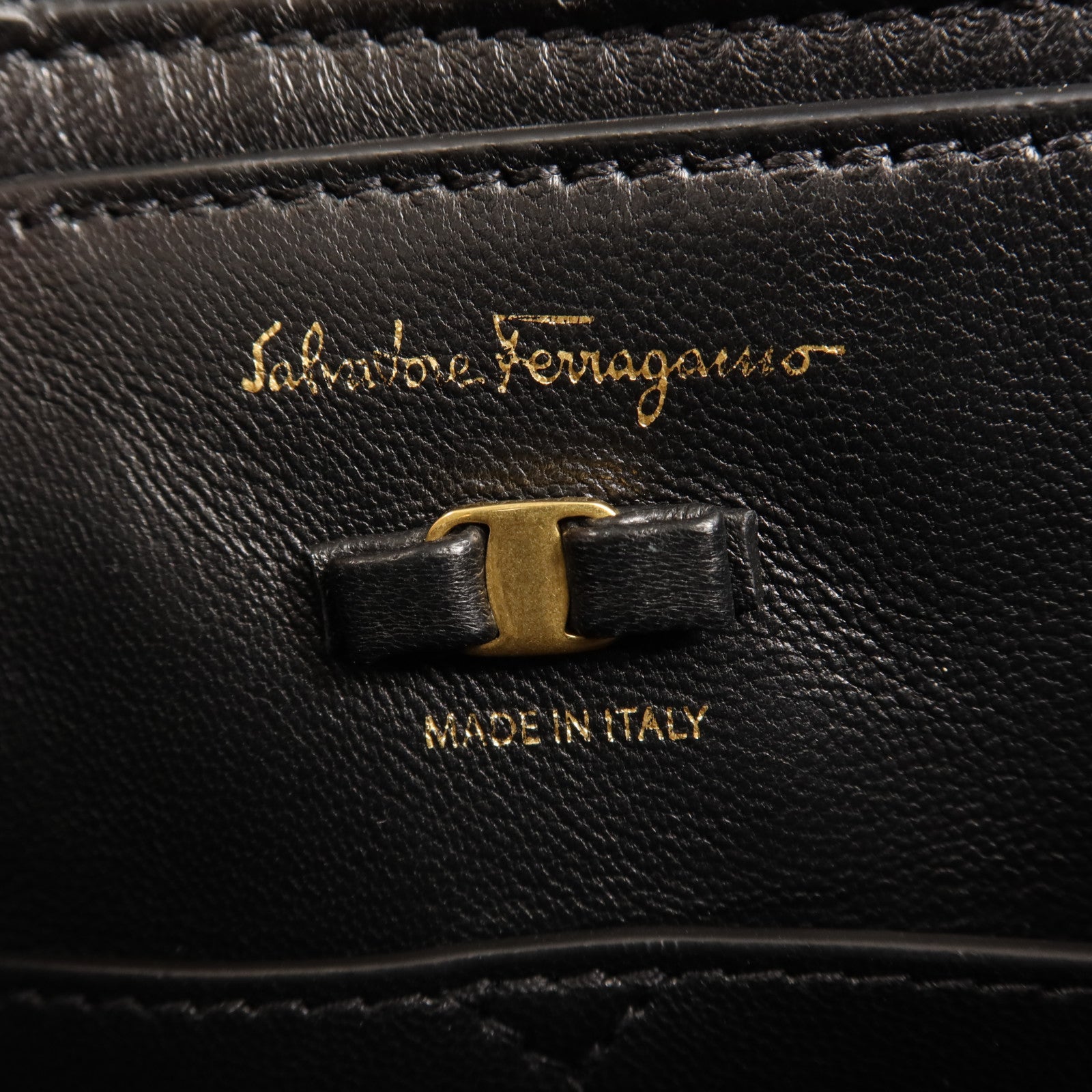 Salvatore Ferragamo 帆布Viva Bow金扣肩背袋