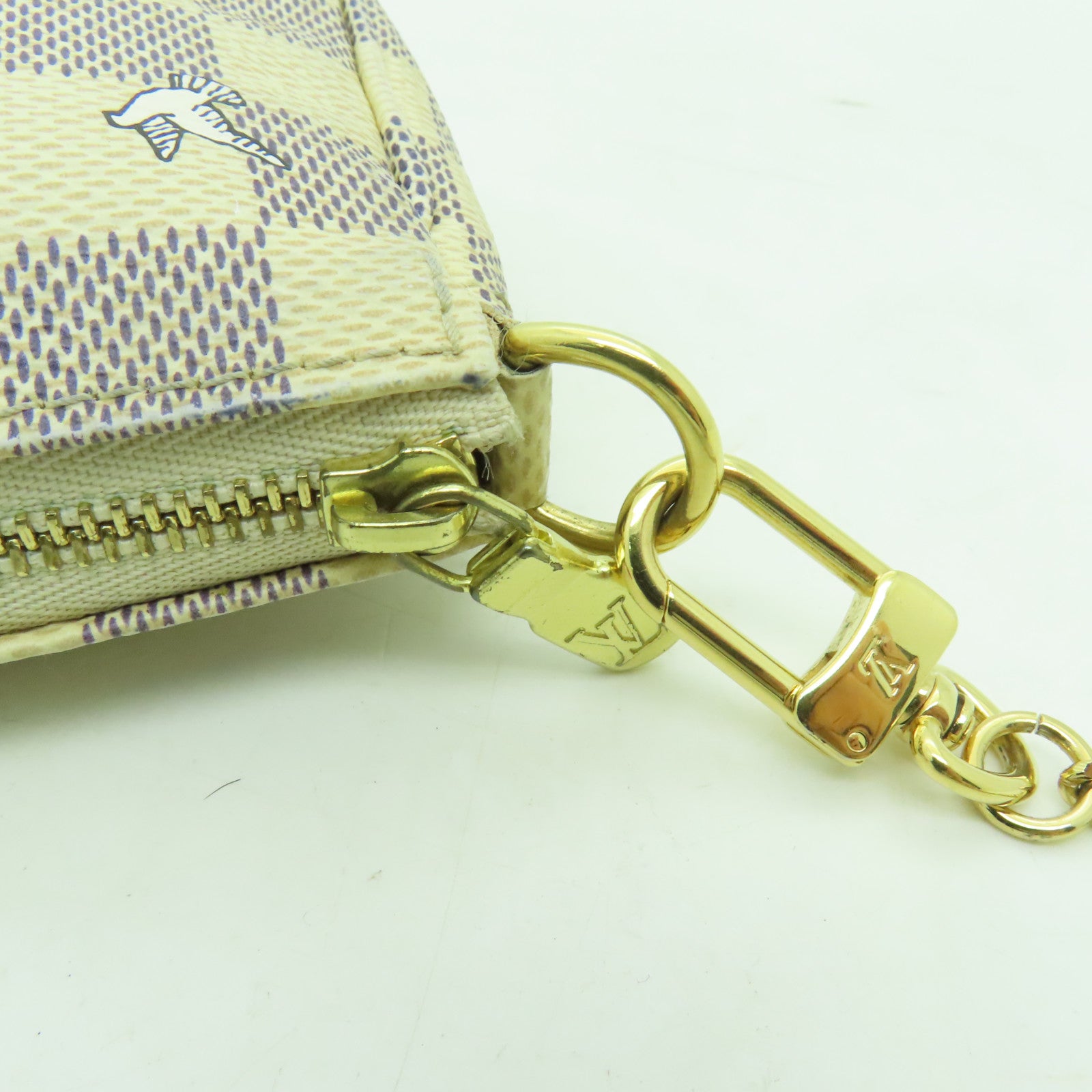 LOUIS VUITTON 【激減優惠】Damier Azur Mini Pochette Accessoires Pouch金扣鏈帶肩背袋白色
