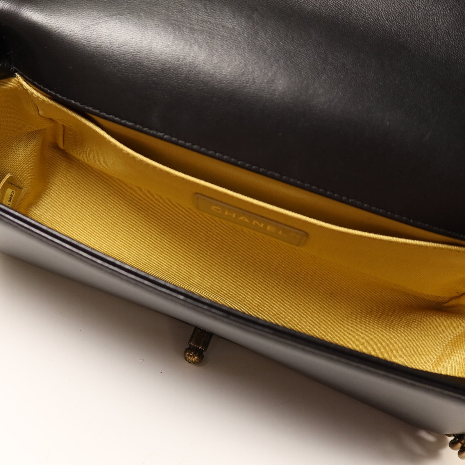 CHANEL 牛皮皮革Boy 25 Studded Handle Flap金扣鏈帶肩背袋