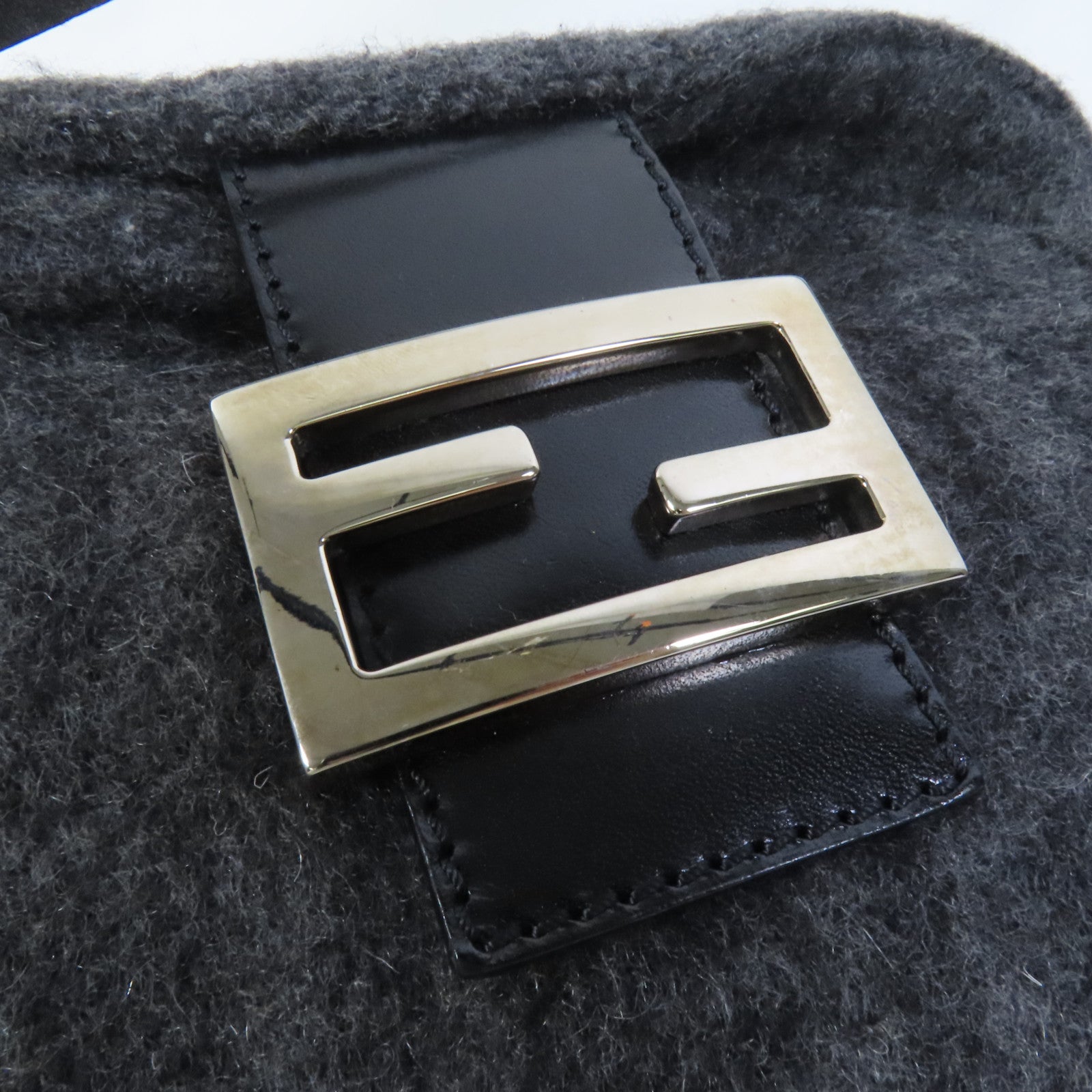 FENDI 羊毛Croissant銀扣肩背袋