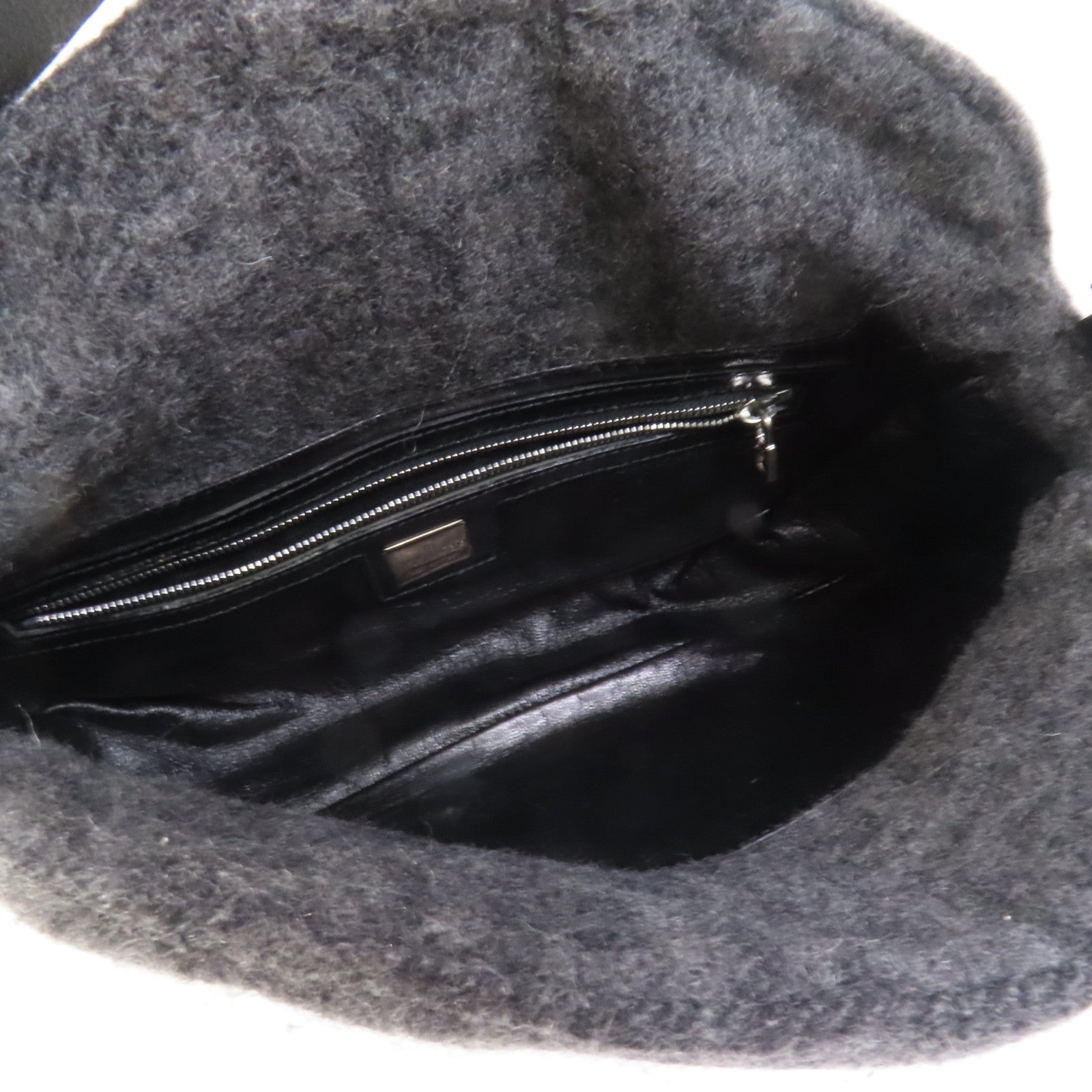 FENDI 羊毛Croissant銀扣肩背袋