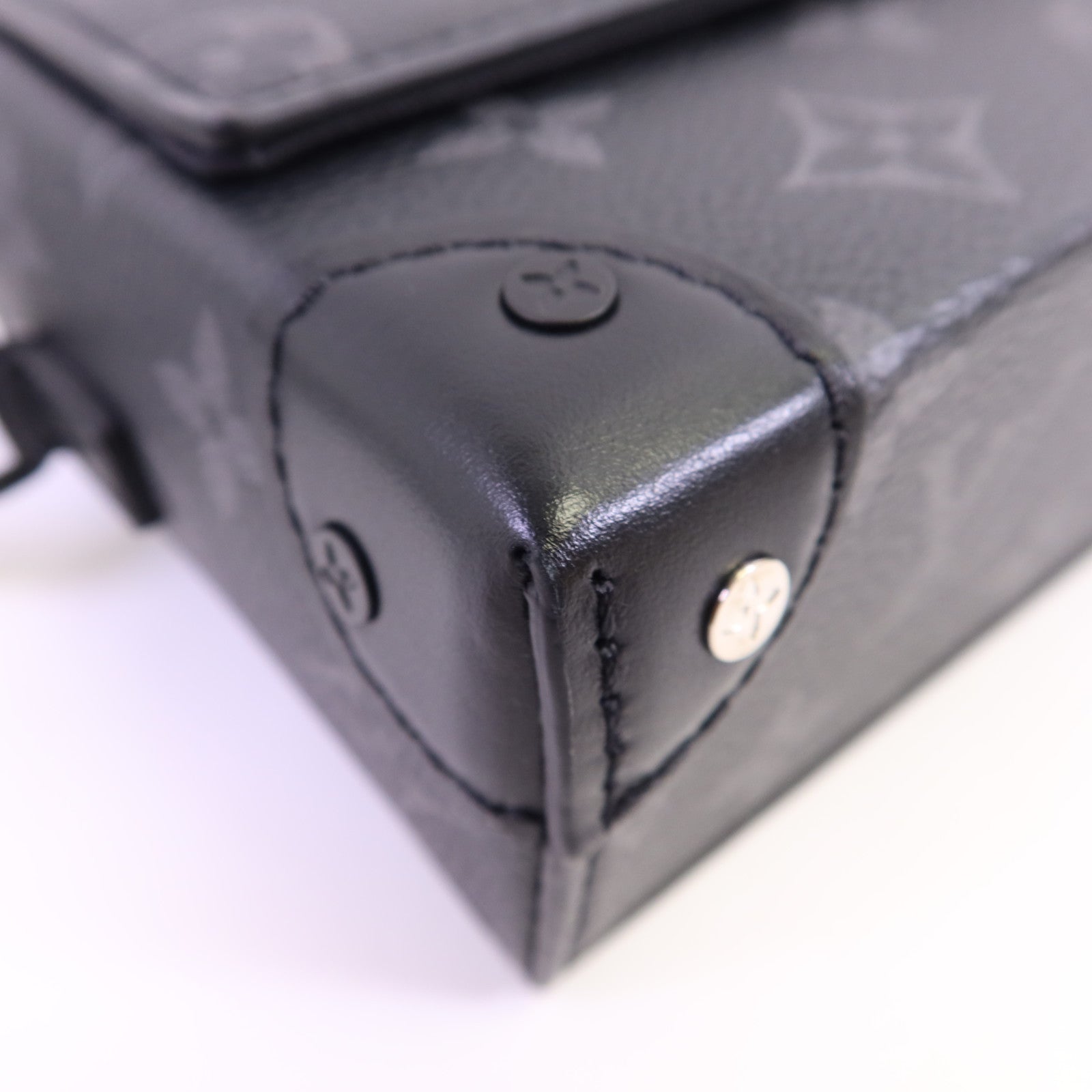LOUIS VUITTON Monogram Eclipse Steamer Wearable Wallet肩背袋