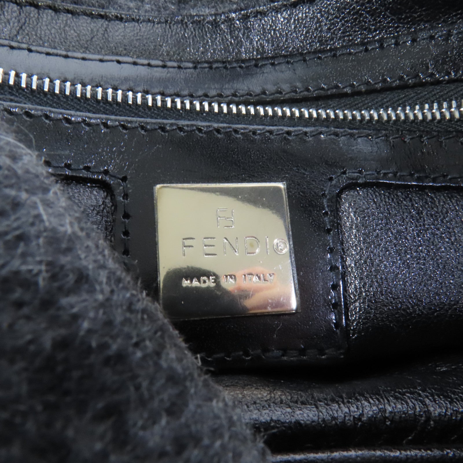 FENDI 羊毛Croissant銀扣肩背袋
