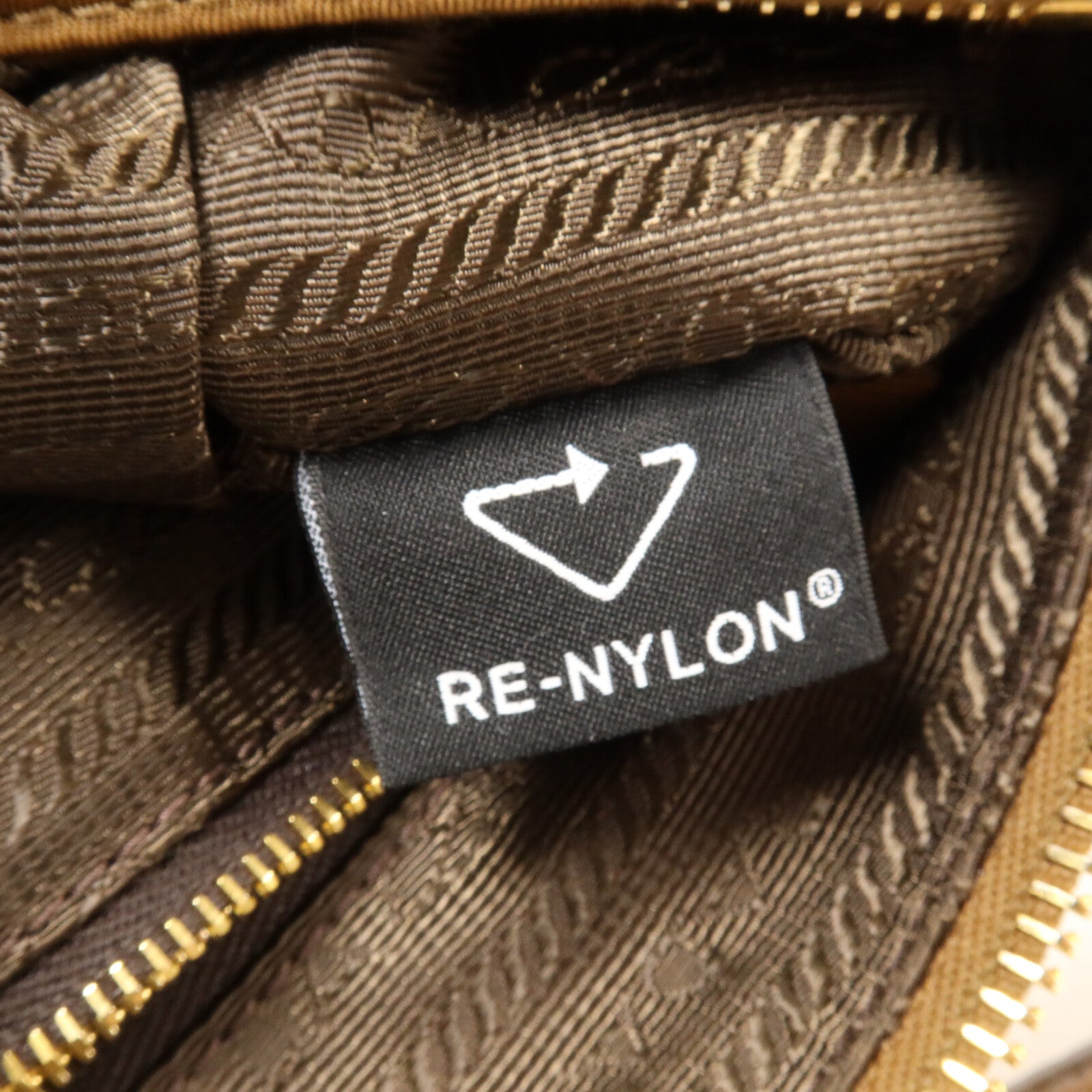 PRADA 尼龍Re-Nylon Pouch肩背袋