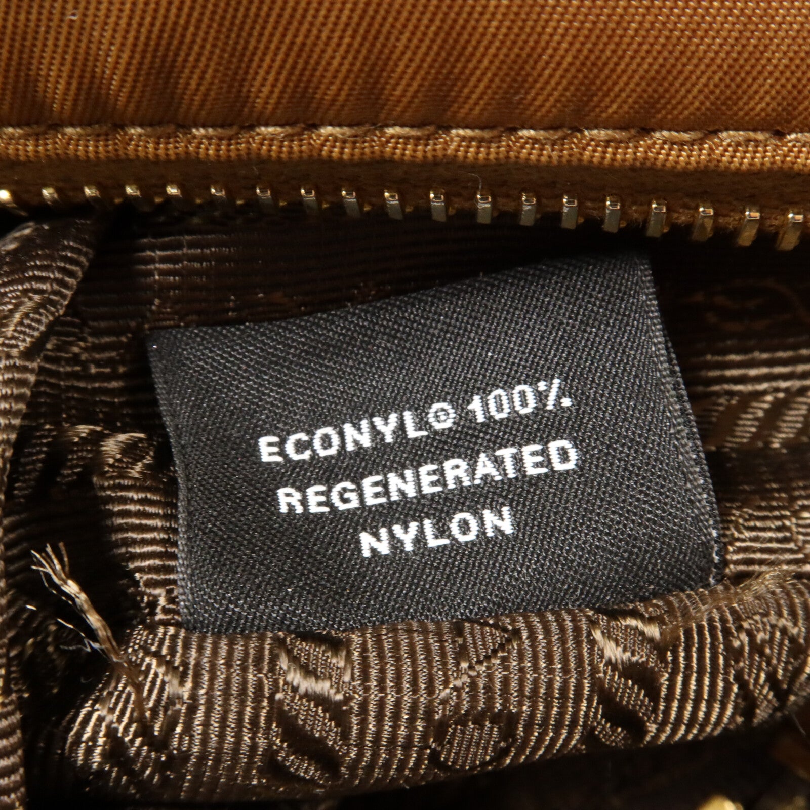 PRADA 尼龍Re-Nylon Pouch肩背袋