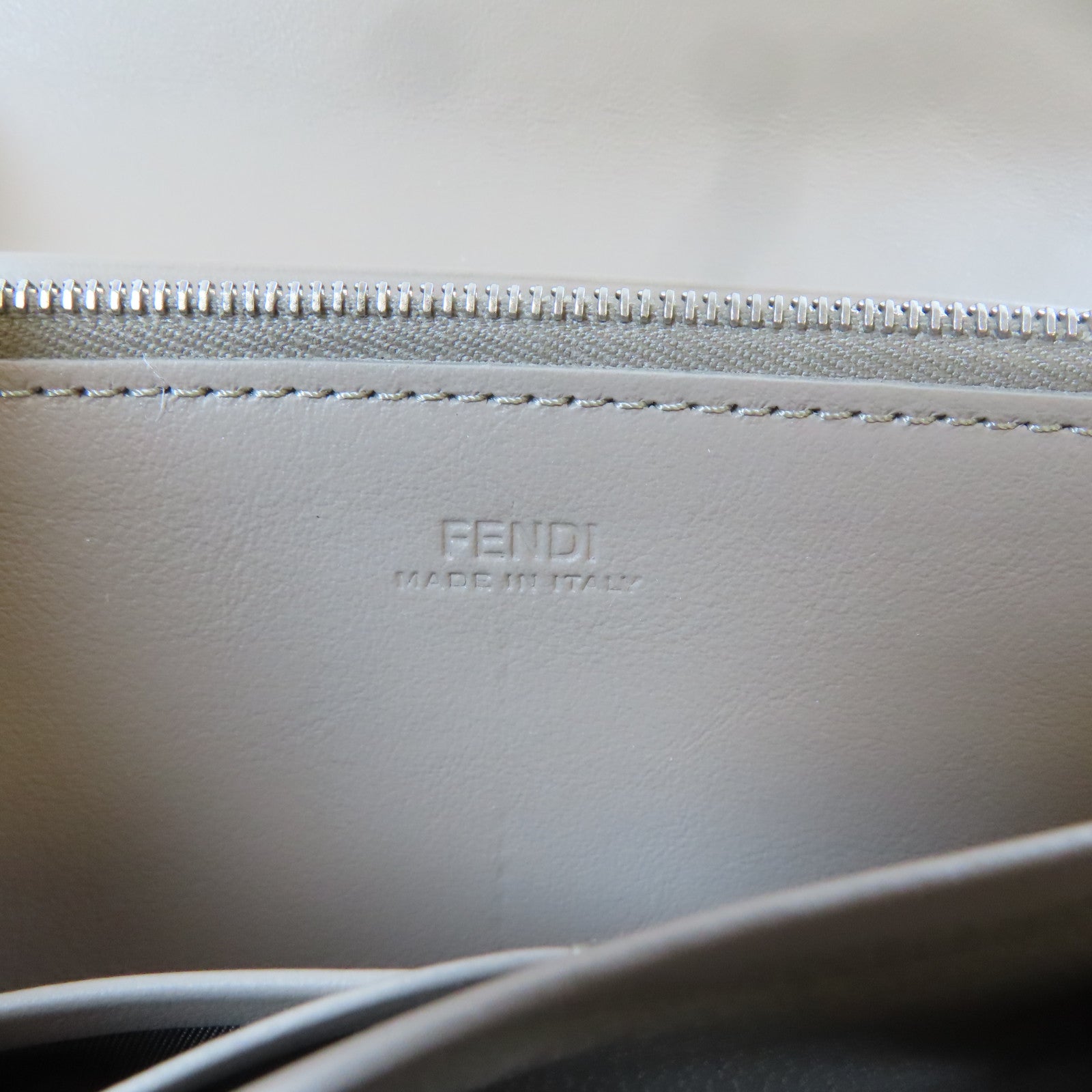 FENDI 牛皮皮革Long wallet銀扣錢包灰色