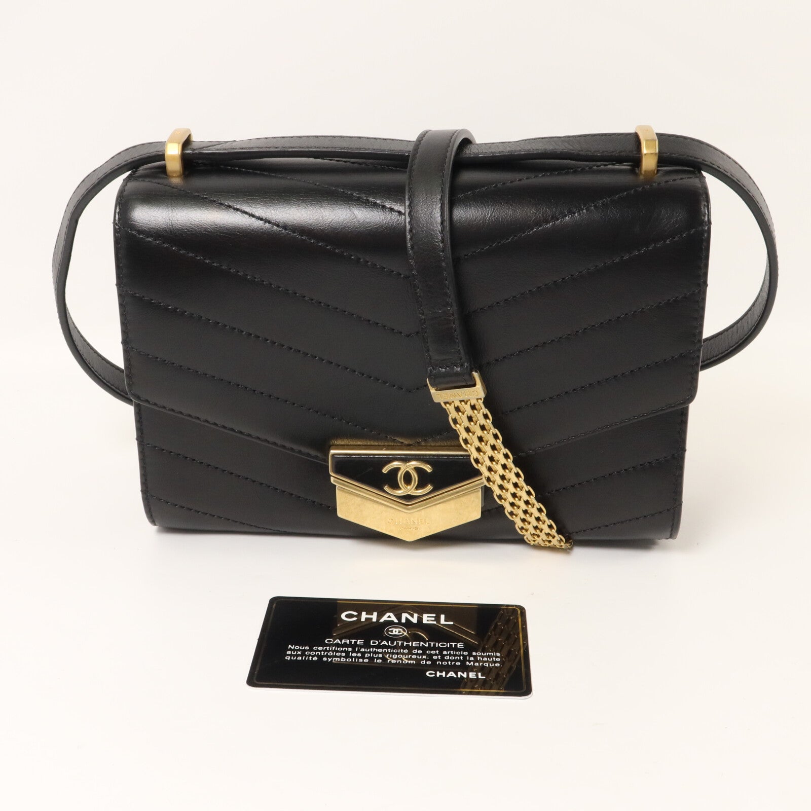 CHANEL 牛皮皮革Chevron Medal Flap鏈帶肩背袋