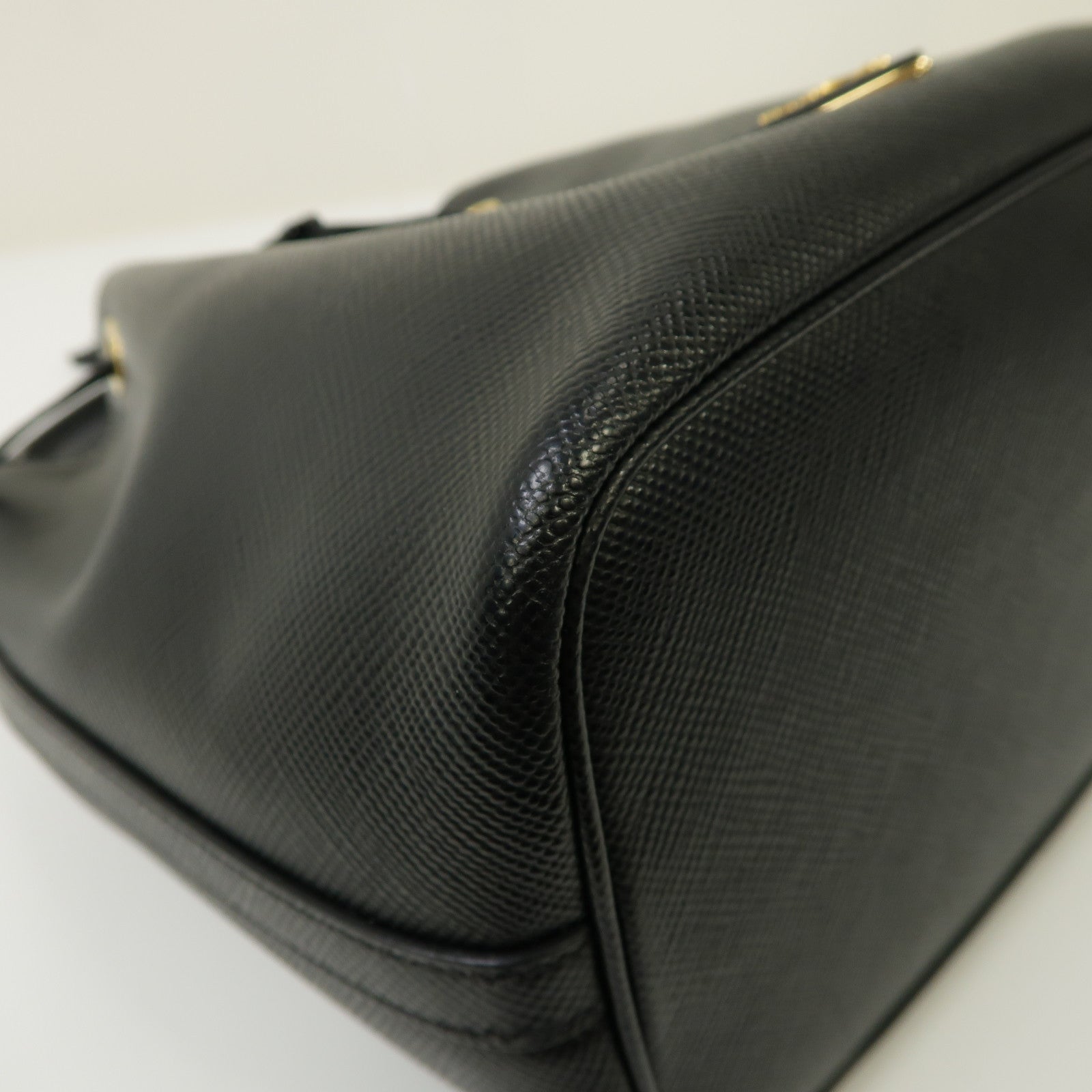 PRADA Saffiano皮革Bucket Bag金扣手挽肩背兩用袋黑色