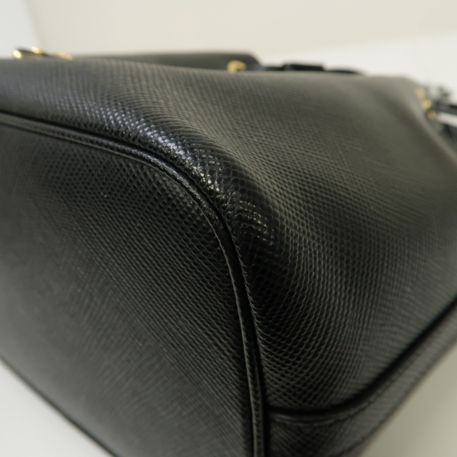 PRADA Saffiano皮革Bucket Bag金扣手挽肩背兩用袋黑色